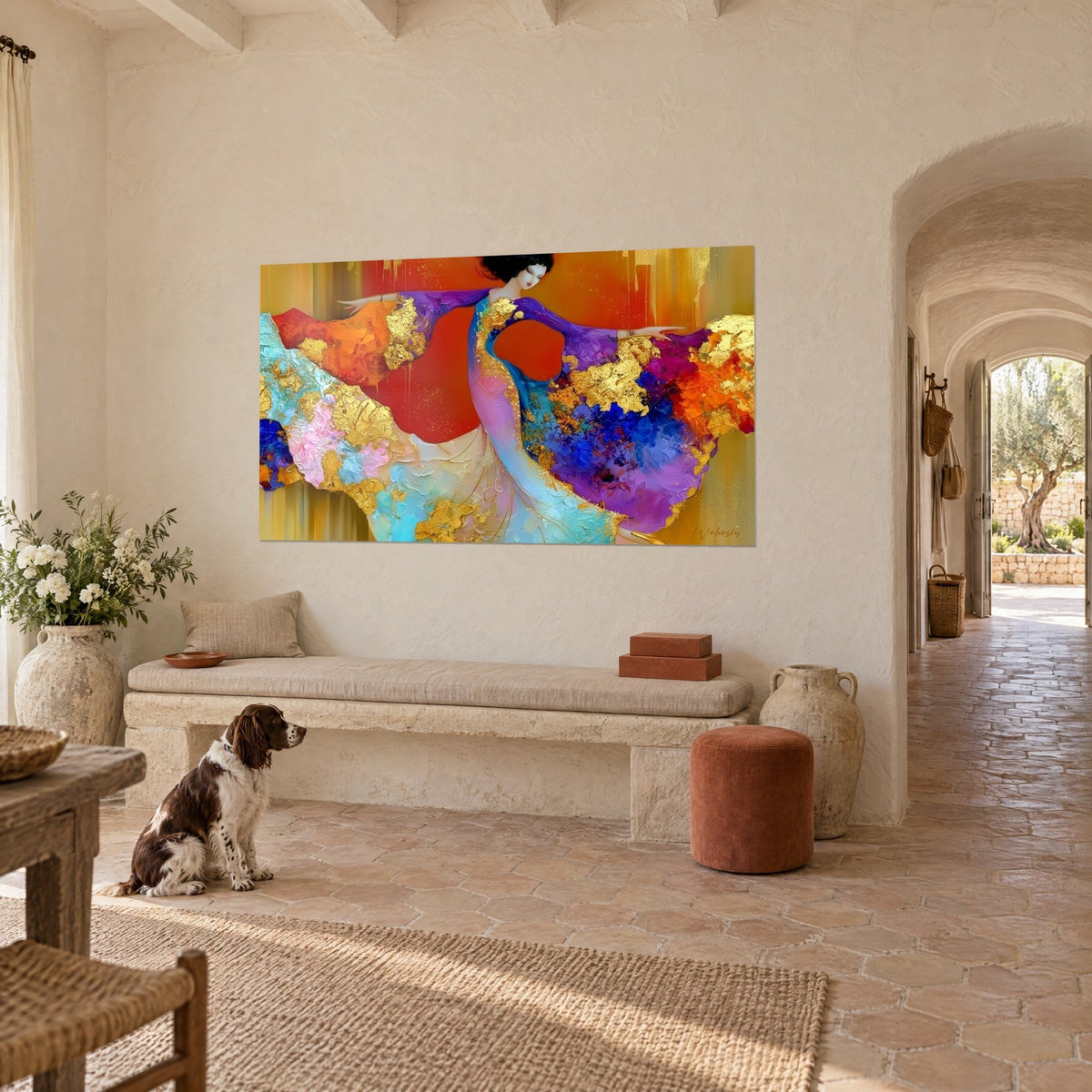 Tableau silhouette aux bras écartés, manches violettes et dorures sur fond orangé, spaniel assis dans un mas provençal