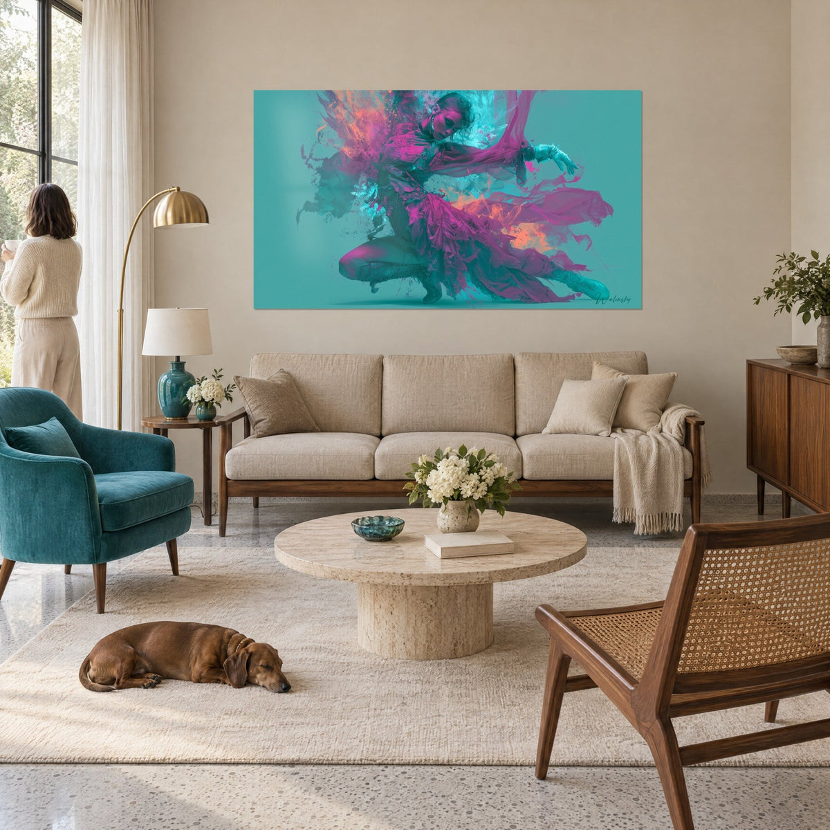 Tableau danseuse accroupie en tourbillon magenta et turquoise, voile déchiré orange, au-dessus d'un canapé dans un salon lumineux