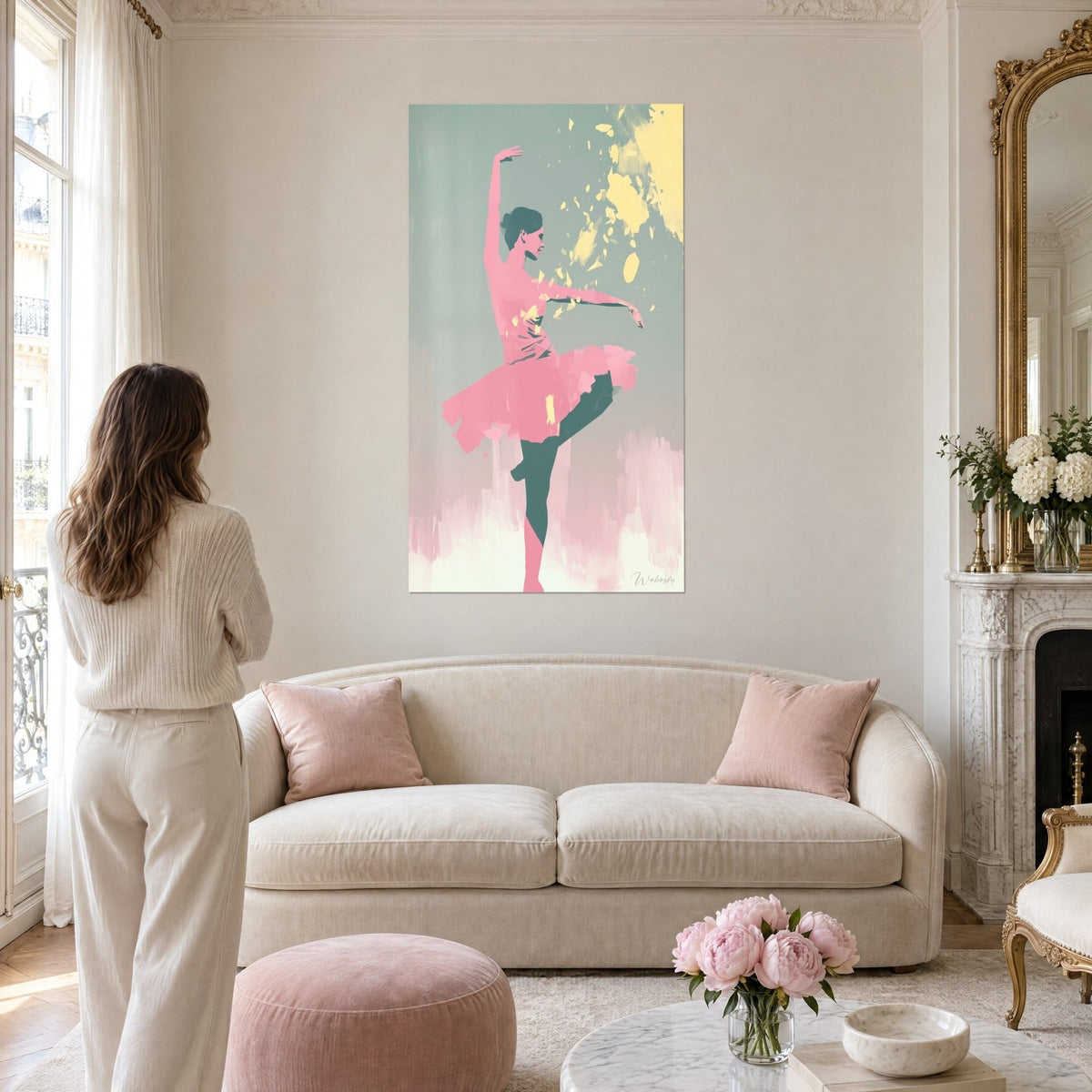 Tableau ballerine en tutu rose, bras levé, éclaboussures jaune pâle sur fond vert-gris, au-dessus d'un canapé dans un salon lumineux