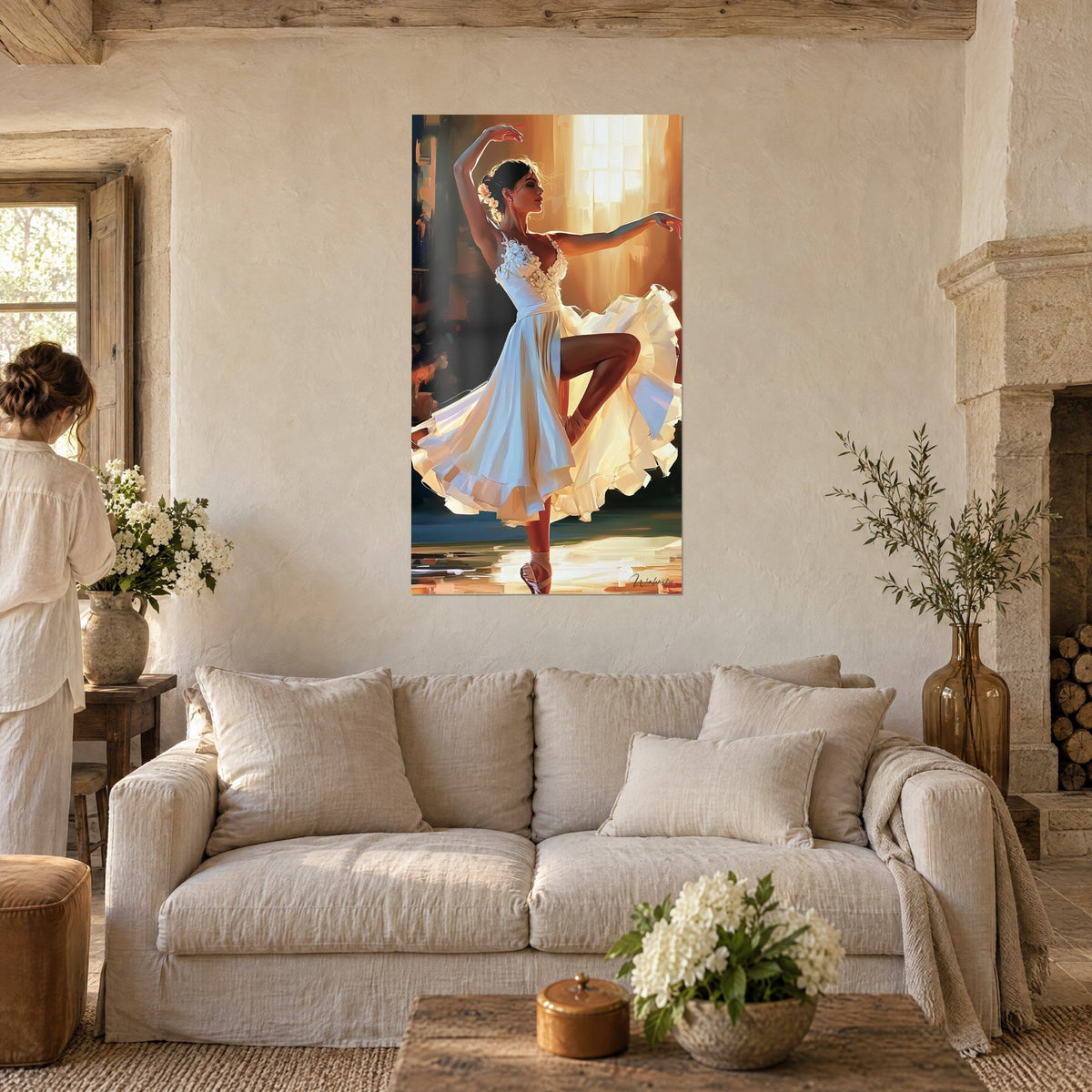 Tableau ballerine en robe blanche virevoltante, ruban orangé et ivoire, accrochée au-dessus d'un canapé dans un salon lumineux