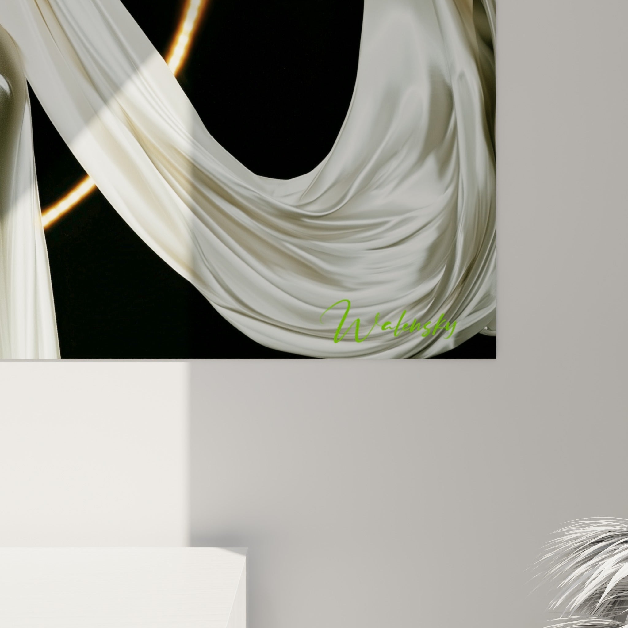Plis du tissu blanc nacré et reflets dorés de la Danseuse abstrait, grain satiné visible sur la toile