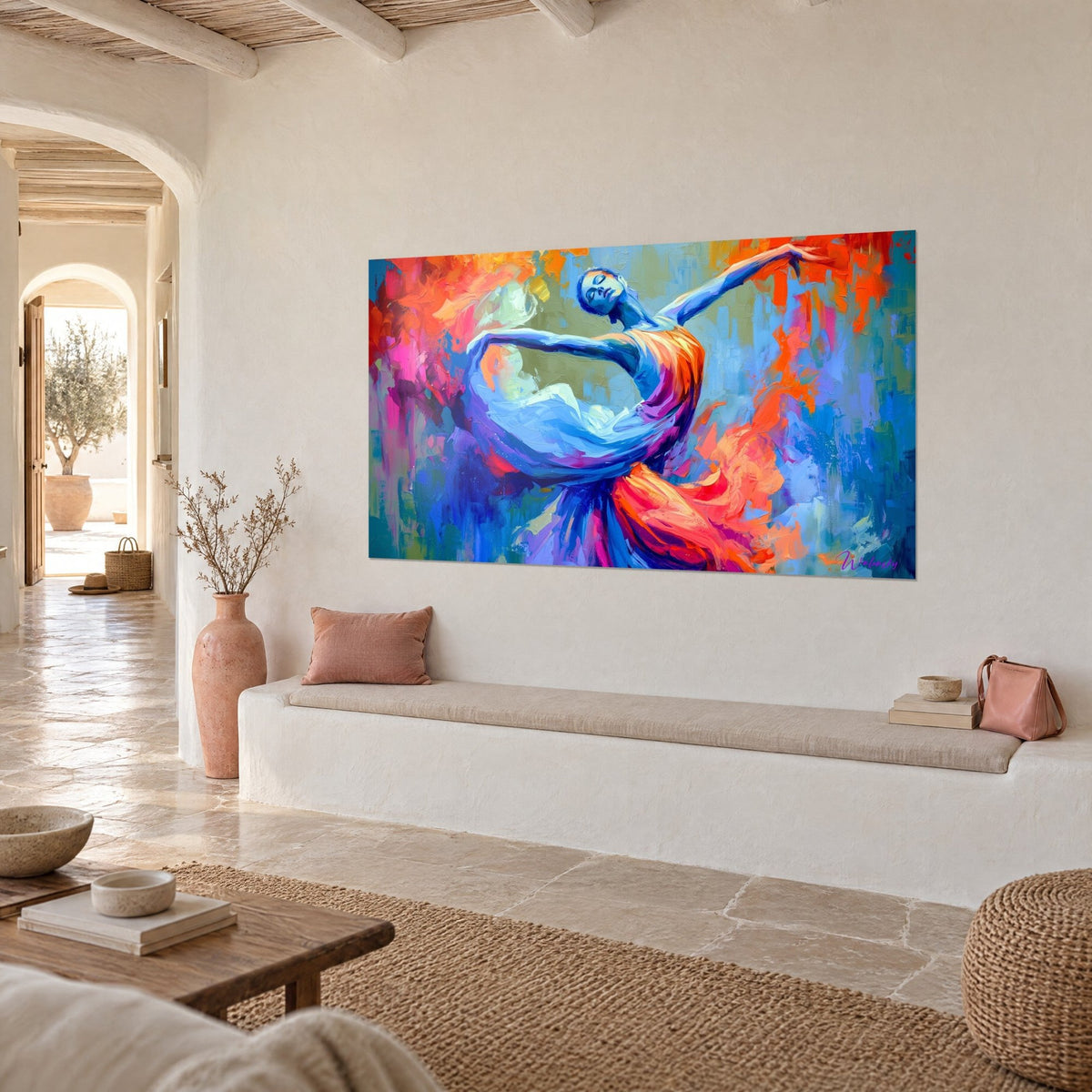 Tableau ballerine abstraite aux bras écartés, jupe blanche et coups de couteau orange sur bleu, mur blanc d'une maison méditerranéenne