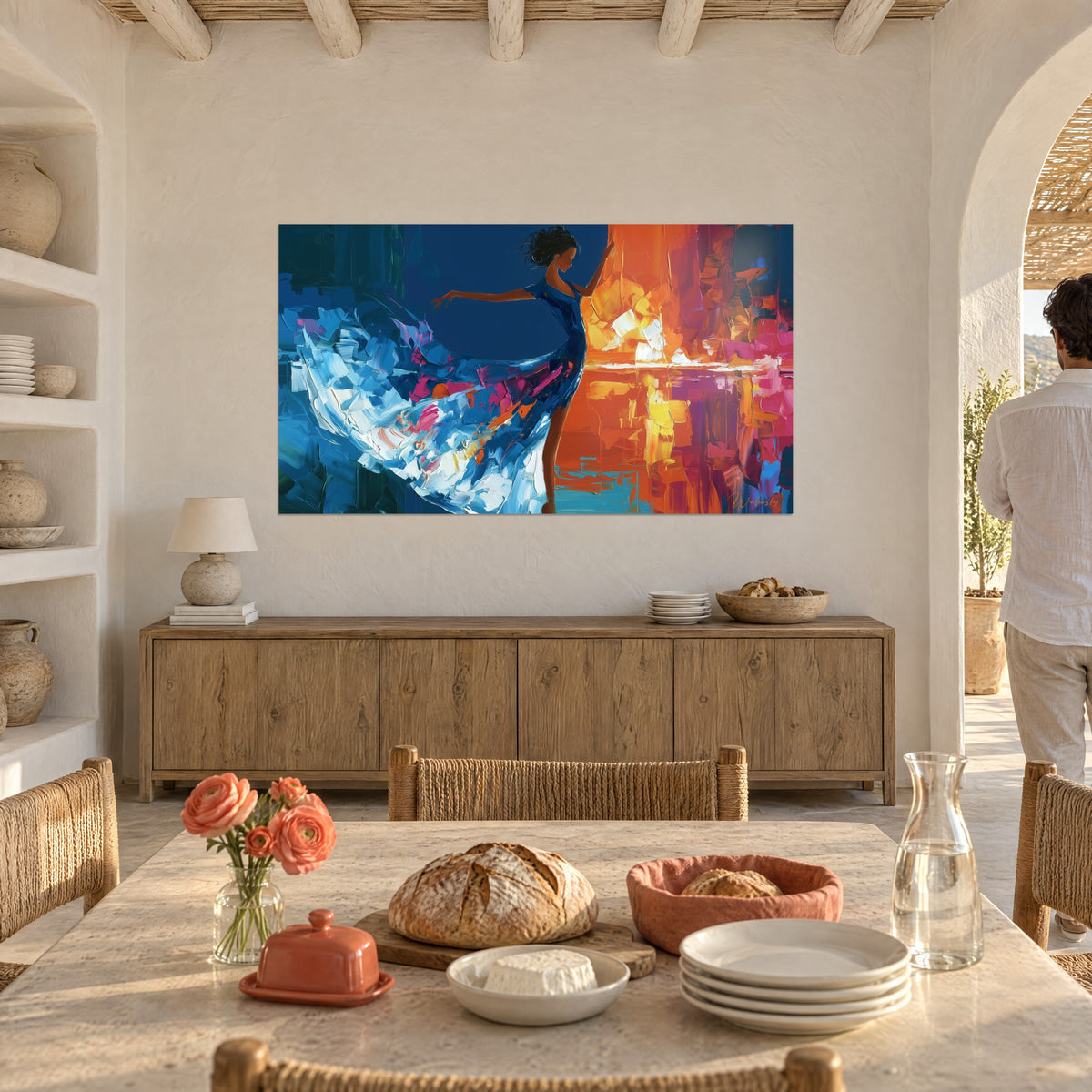 Quadro donna in abito blu che volteggia, riflessi zafferano e magenta, un uomo di spalle accanto a un tavolo con fiori corallo e pane