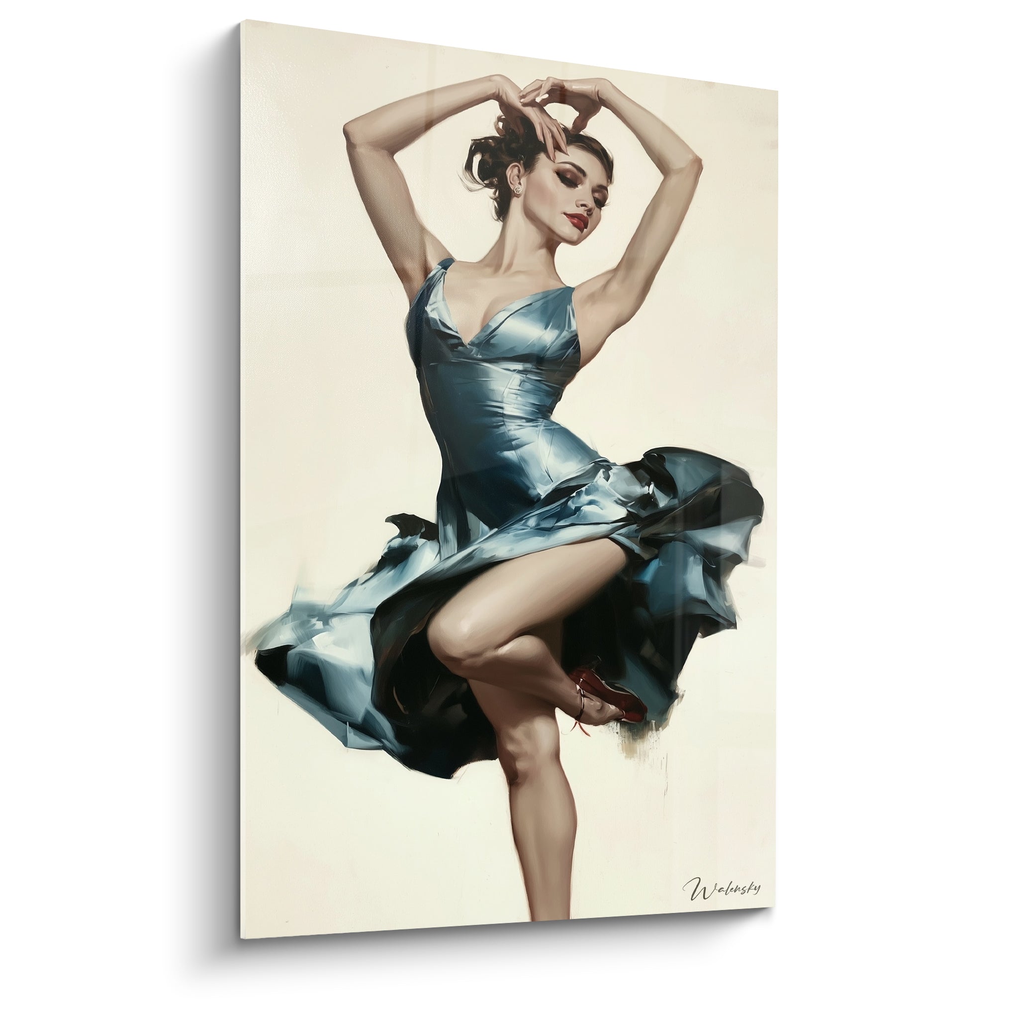 Danseuse en robe bleu acier virevoltante, bras levés, escarpins rouges, fond ivoire épuré