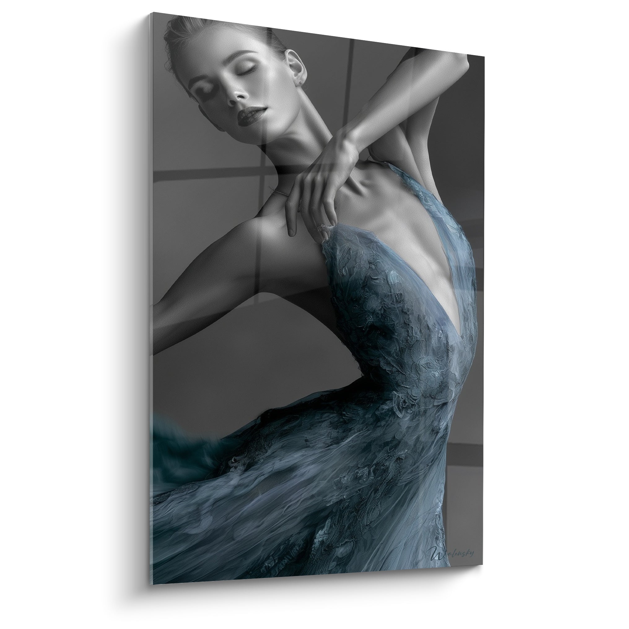 Danseuse abstrait aux yeux clos, robe bleu ardoise fluide, contraste noir et blanc saisissant sur peau nue