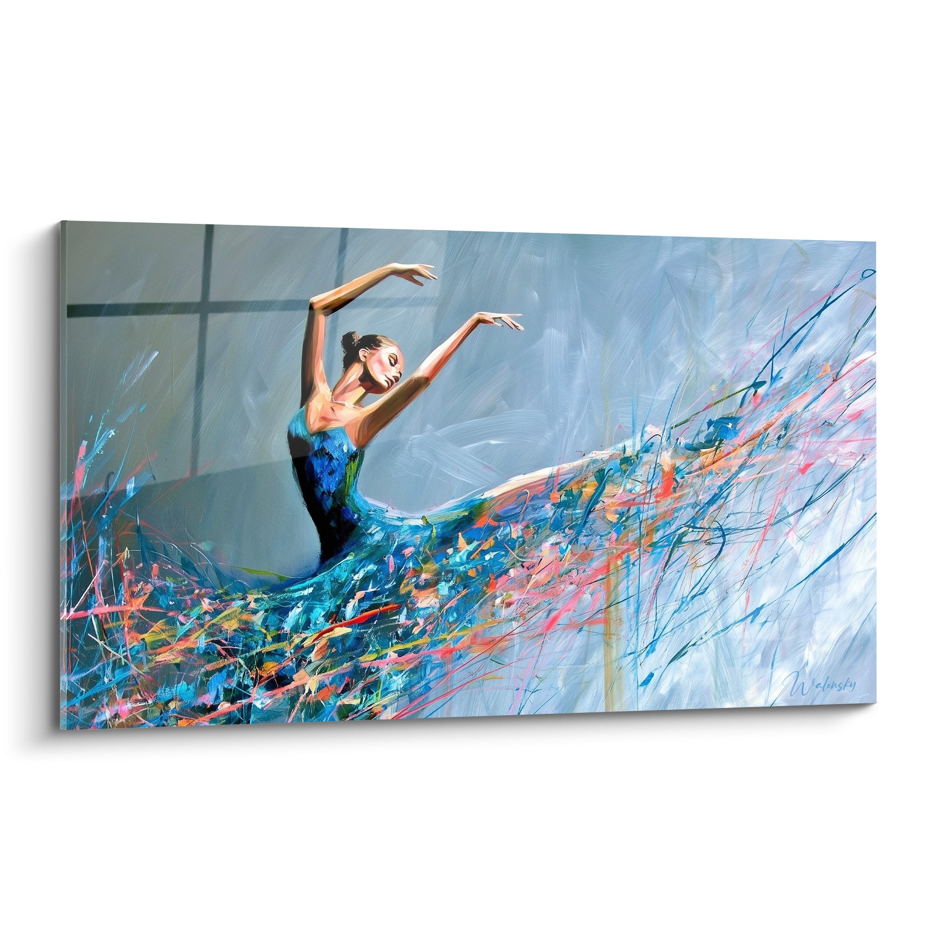 Danseuse abstrait bras levés, robe bleu marine se dissolvant en éclats corail et dorés