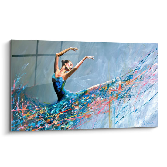 Danseuse abstrait bras levés, robe bleu marine se dissolvant en éclats corail et dorés