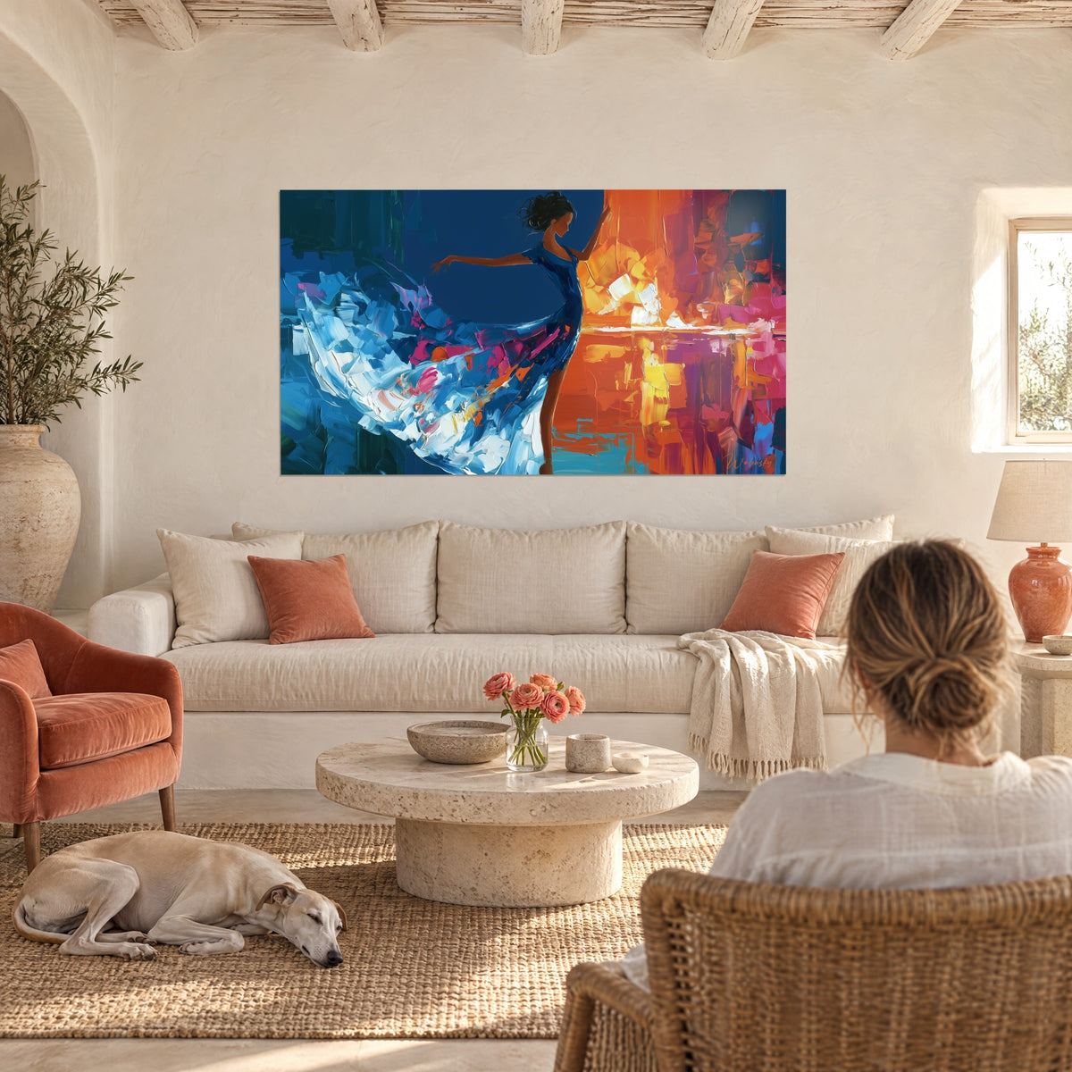 Quadro danzatrice in abito blu cobalto con riflessi arancio, una donna e un levriero sdraiato, sopra un divano in un soggiorno luminoso