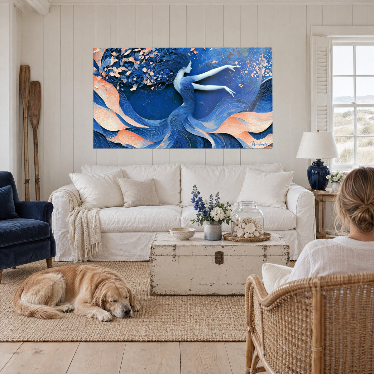 Tableau danseuse en robe bleu cobalt aux bras tendus, voiles pêche, accroché au-dessus d'un canapé dans un salon lumineux