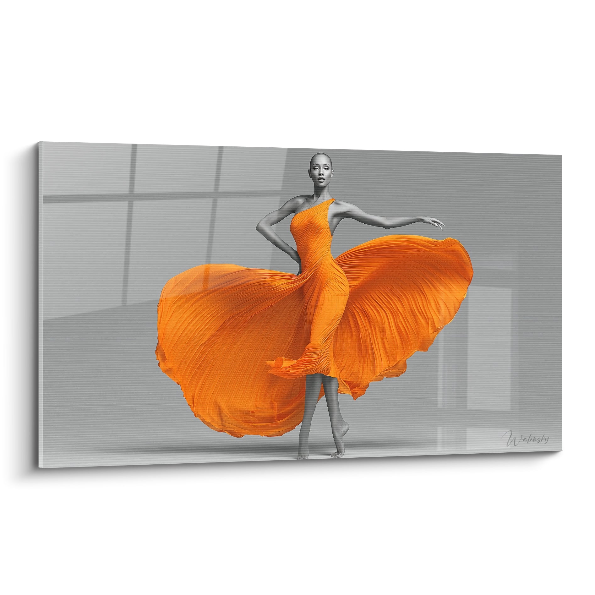 Danseuse en robe orange vif déployée, silhouette grisée, mouvement gracieux sur fond architectural