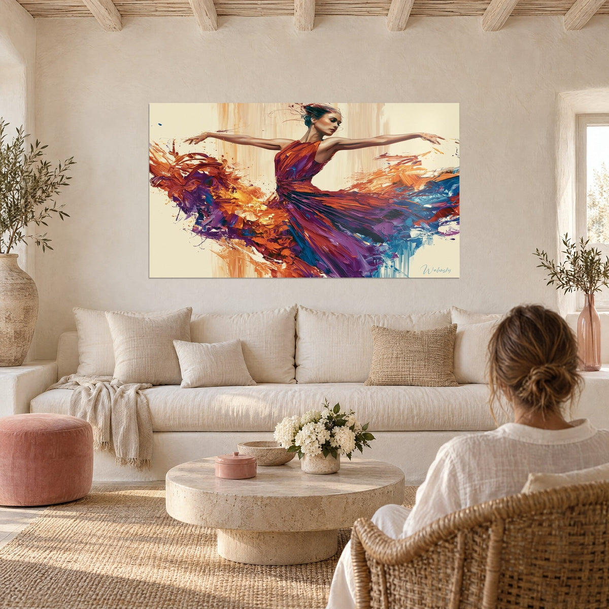 Schilderij danseres met de armen wijd, purperrode en oranje jurk in spatelstreken, crèmekleurige achtergrond, boven een bank in een lichte woonkamer