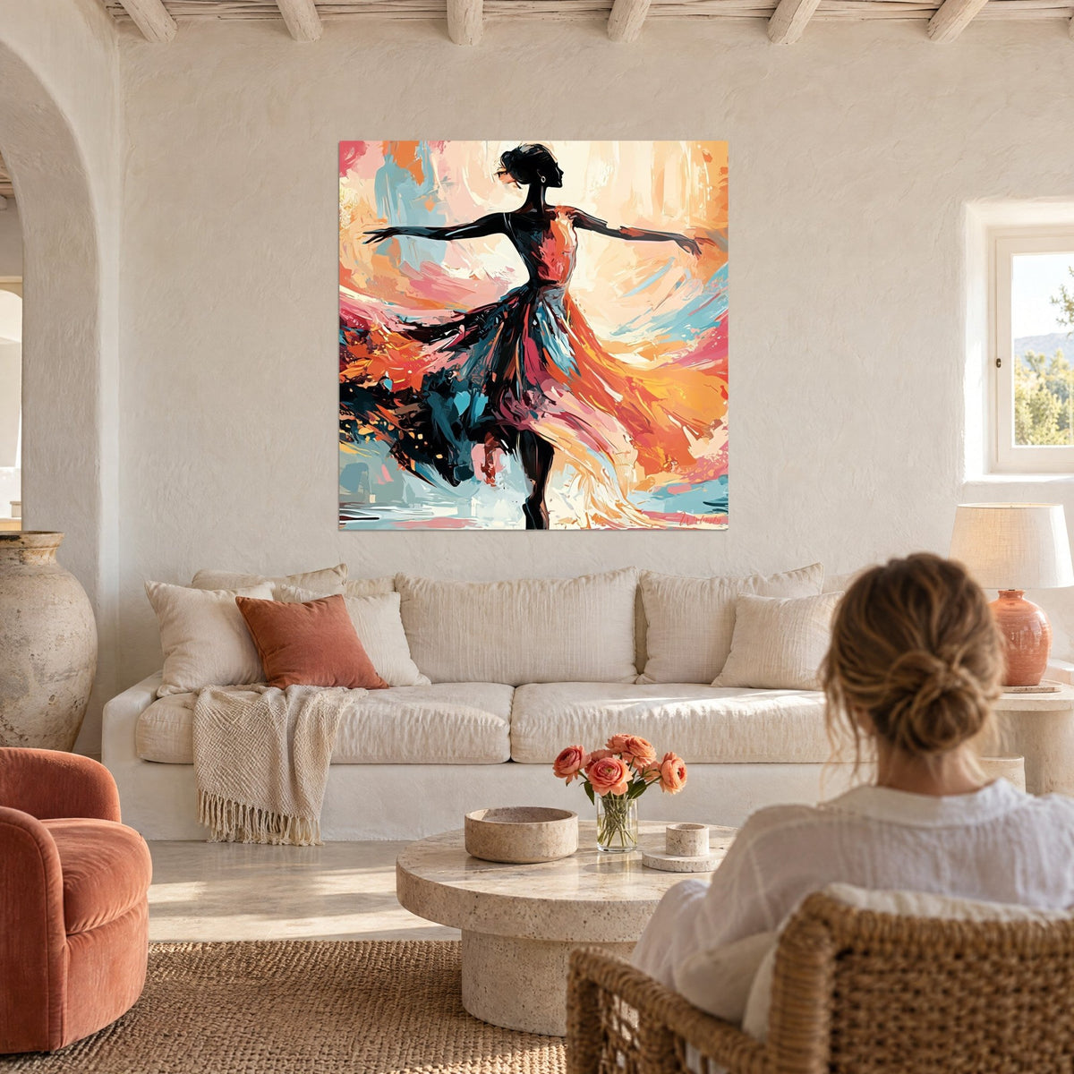 Tableau danseuse en silhouette noire aux voiles orange et corail, bras ouverts, au-dessus d'un canapé dans un salon lumineux