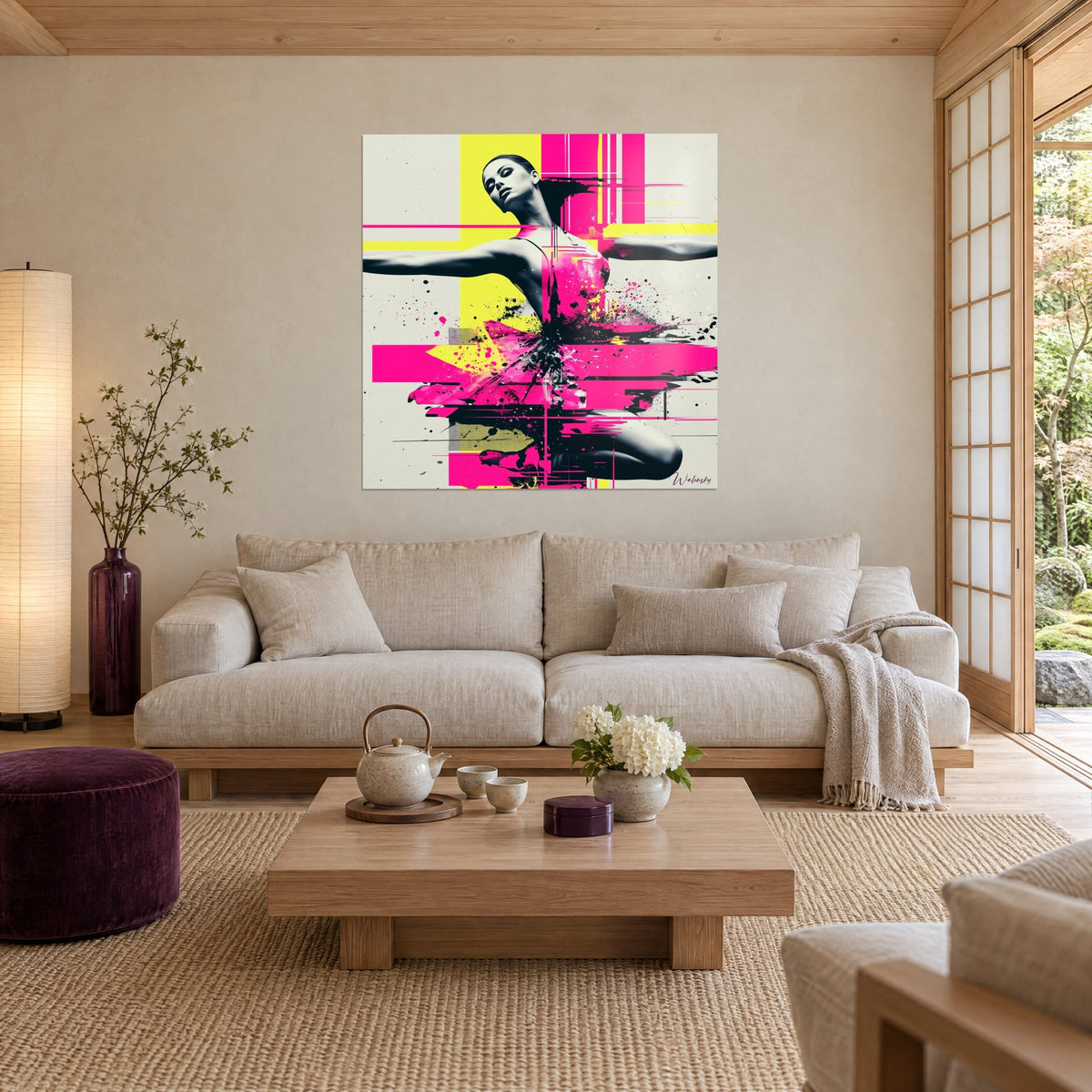 Tableau danseuse aux bras ouverts, éclaboussures fuchsia et jaune citron sur fond crème, au-dessus d'un canapé dans un salon lumineux