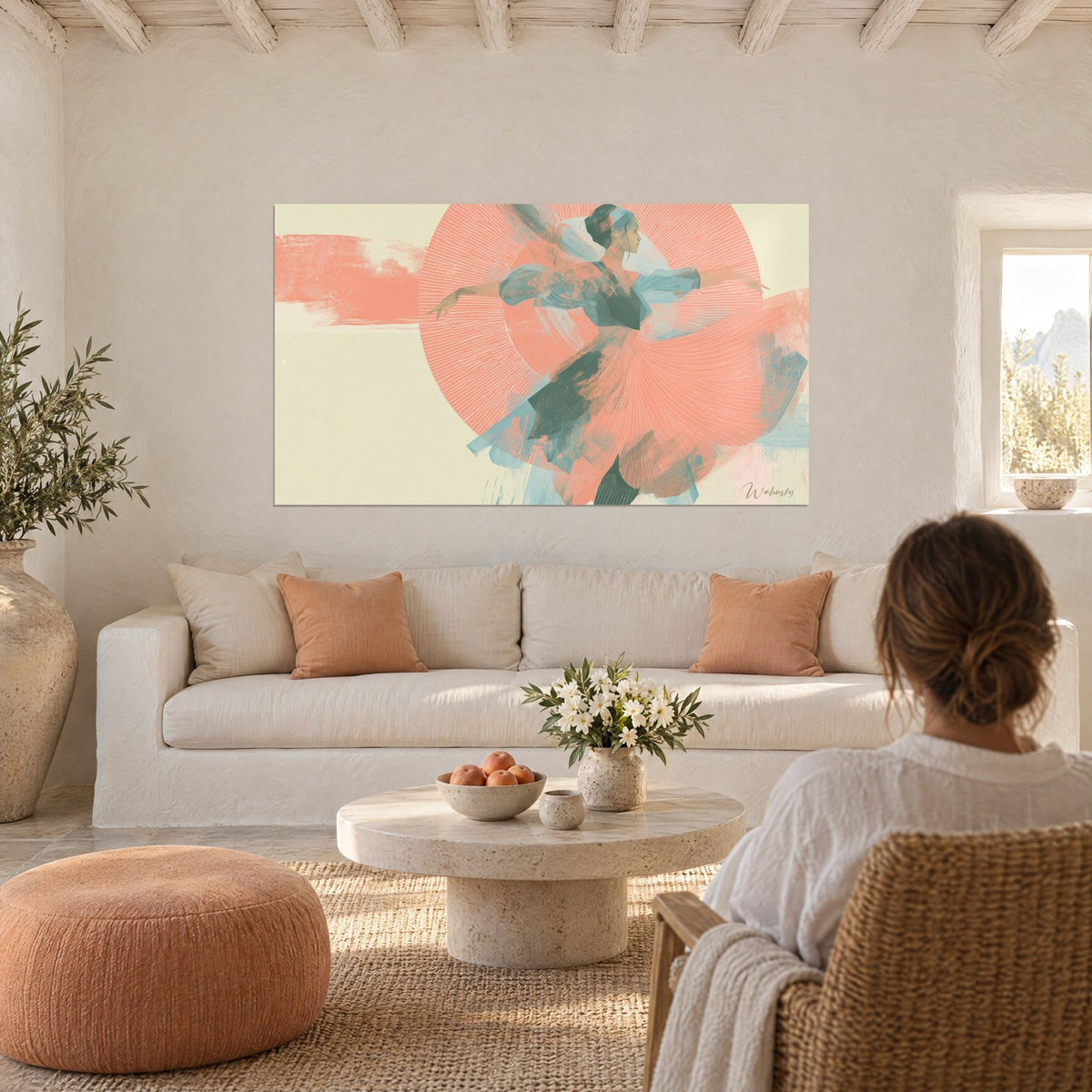 Tableau danseuse aux bras ouverts, robe corail striée sur disque rayonnant et fond crème, au-dessus d'un canapé dans un salon lumineux