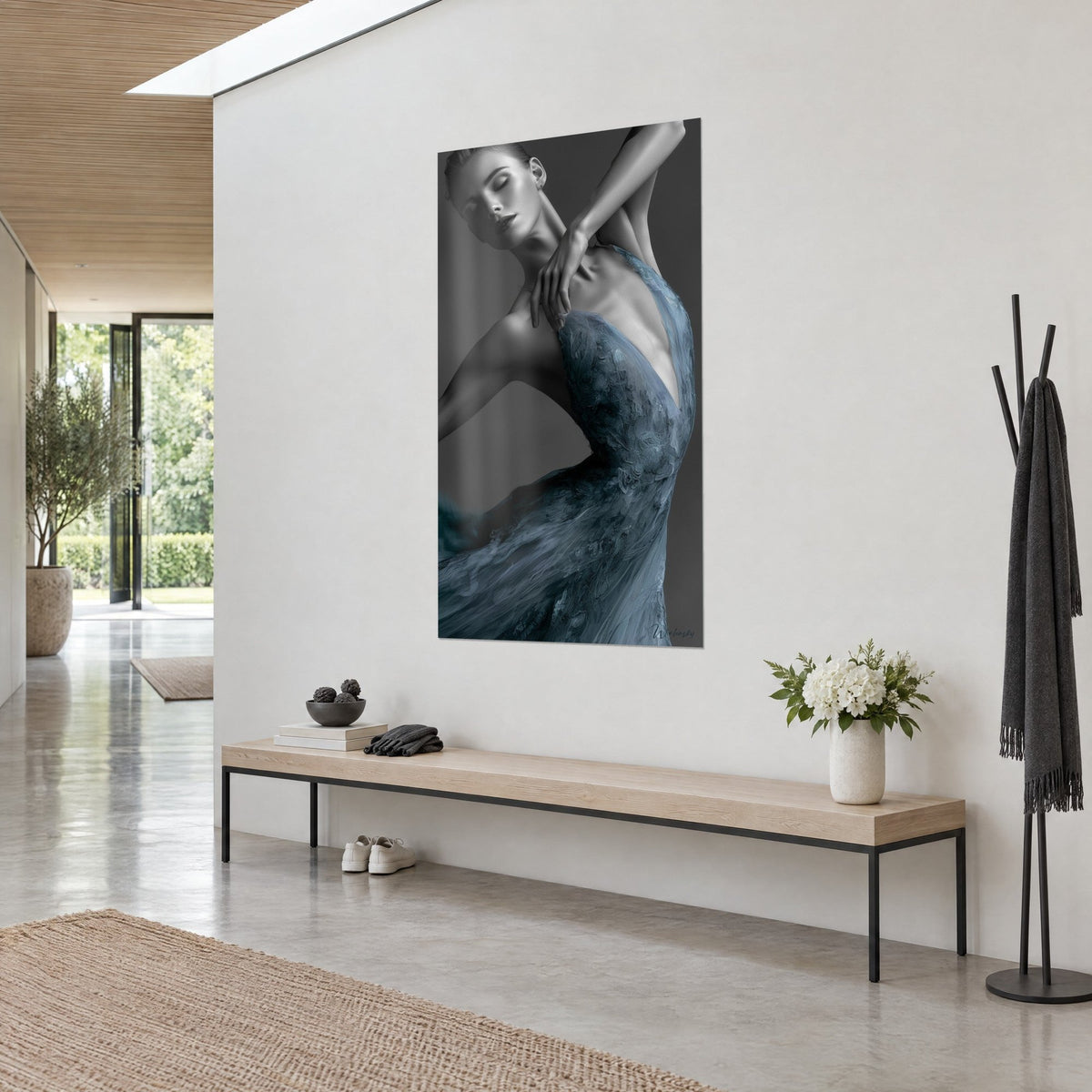 Tableau portrait noir et blanc d'une danseuse, robe de dentelle bleu ardoise à décolleté plongeant, vue de trois-quarts sur mur blanc