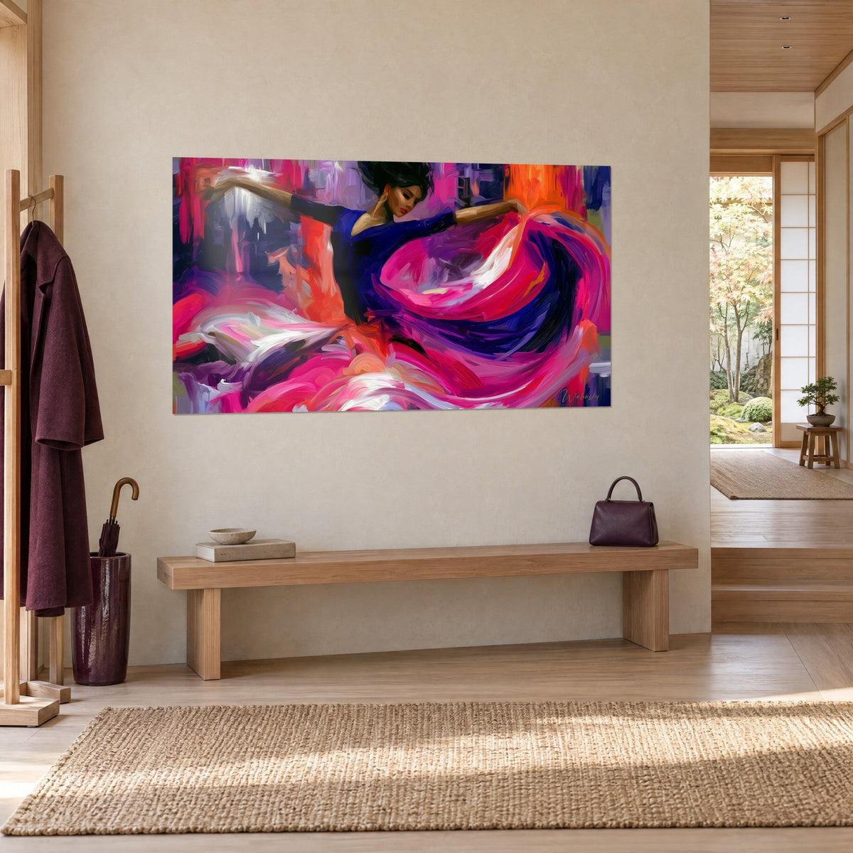 Tableau flamenca virevoltante, chevelure noire penchée et volants magenta et violet, sur un mur beige près d'un banc en bois