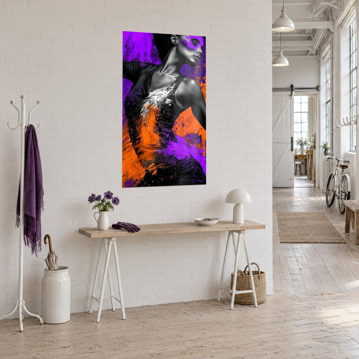 Tableau silhouette de ballerine en niveaux de gris sur fond violet vif, touches orange, au-dessus d'une console dans un loft