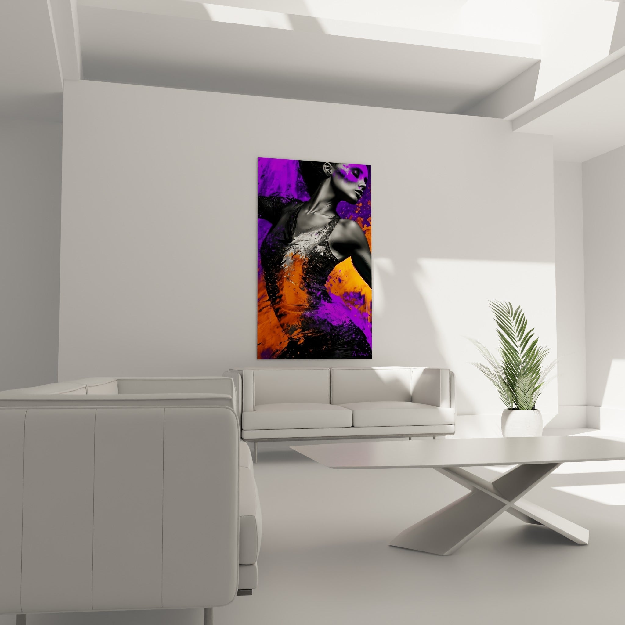 Portrait de danseuse abstrait mêlant noir, violet et orange accroché au-dessus d'un canapé dans un salon lumineux