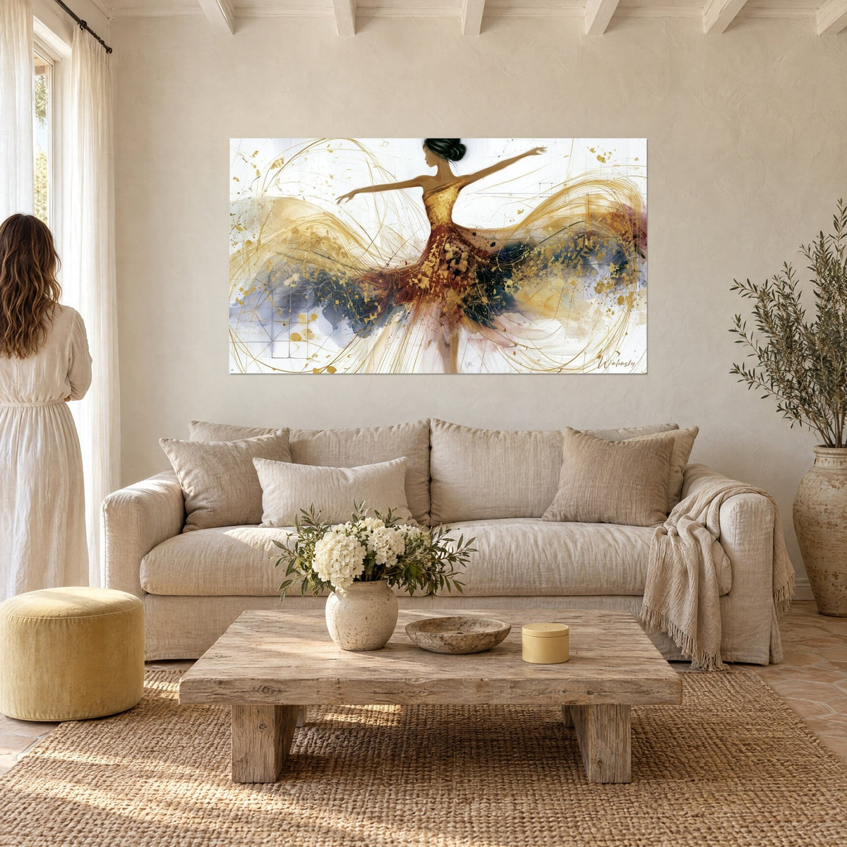 Tableau ballerine en robe d'or et bleu nuit, bras écartés, fils vaporeux dorés, au-dessus d'un canapé dans un salon lumineux
