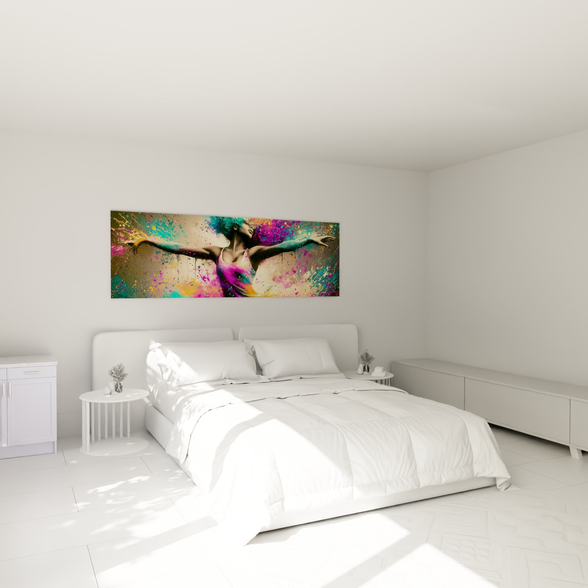 Silhouette dansante aux couleurs fuchsia et turquoise éclatées, accrochée au-dessus d'un lit dans une chambre claire