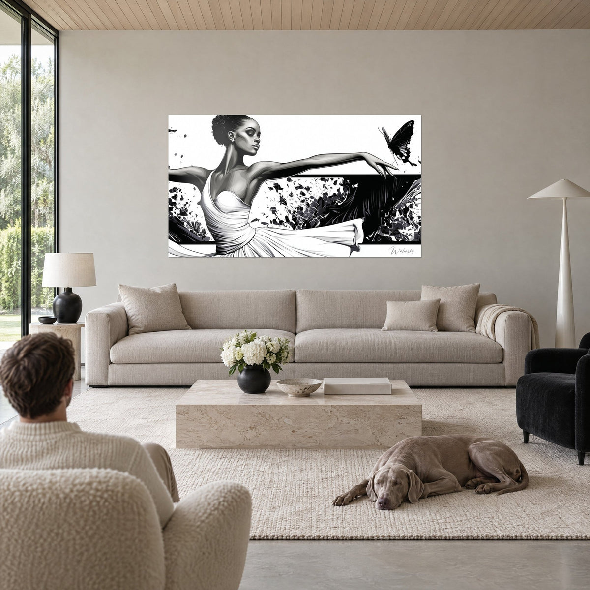 Schilderij van een slanke danseres in een ivoorkleurige jurk, arm uitgestrekt naar een zwarte vlinder, witte achtergrond, boven een bank in een lichte woonkamer