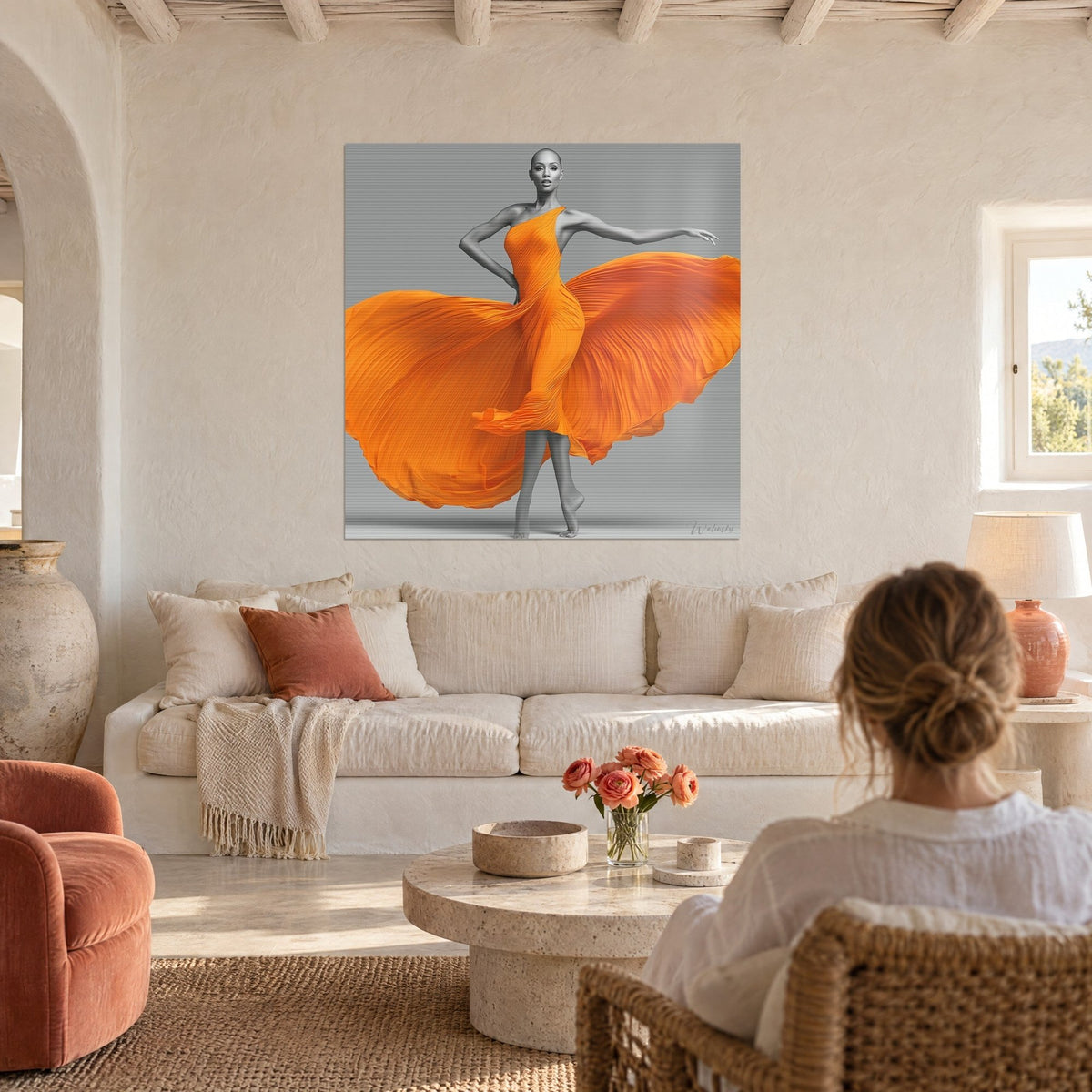 Tableau danseuse à la robe orange plissée sur fond gris, femme de dos, au-dessus d'un canapé dans un salon lumineux