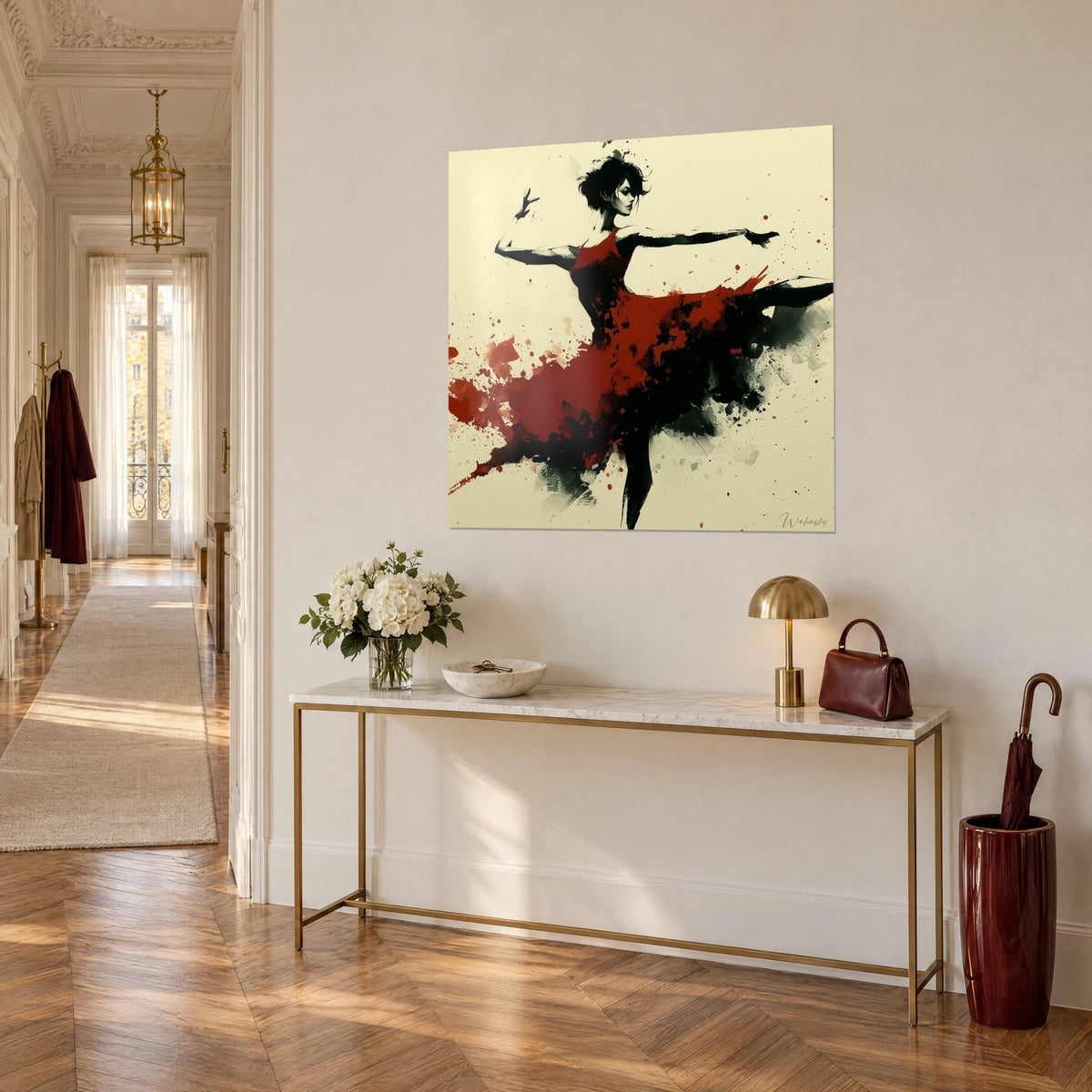 Tableau ballerine aux jupons d'encre sombre, taches rouge carmin sur fond ivoire, accroché de trois-quarts près d'une console dorée
