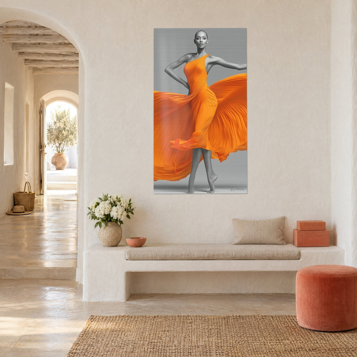 Tableau silhouette en robe orange flamboyante à traîne plissée, fond gris, mur chaulé blanc d'une maison méditerranéenne