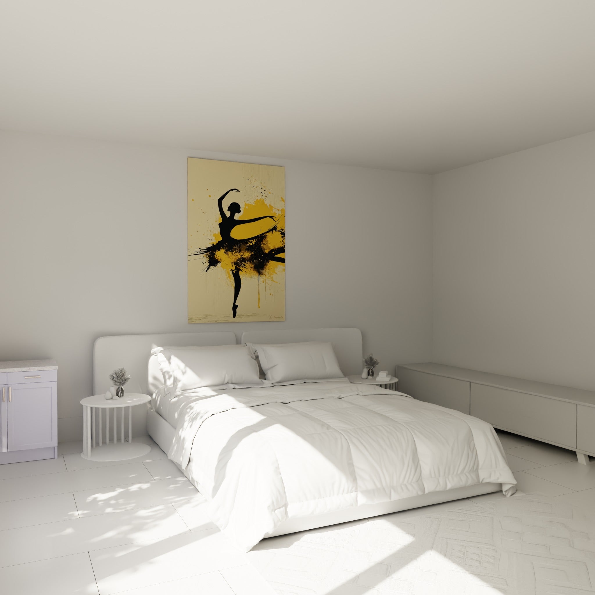 Silhouette de danseuse noire aux éclats jaunes, accrochée au-dessus d'un lit dans une chambre claire