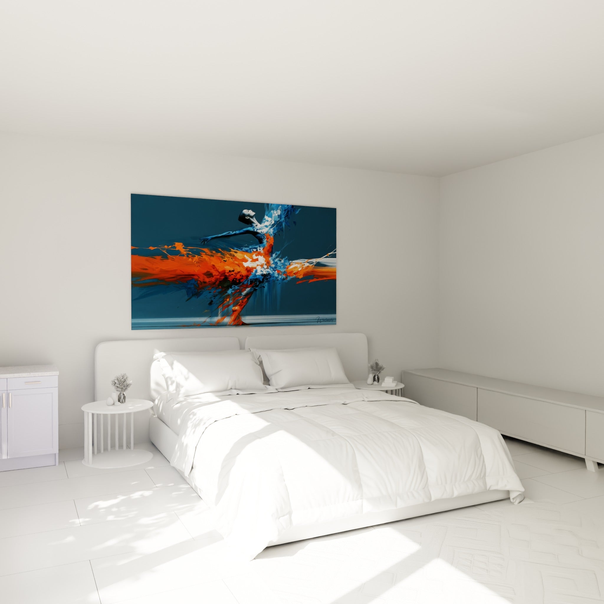 Silhouette d'une danseuse abstrait en bleu et terracotta, accrochée au-dessus d'un lit dans une chambre claire