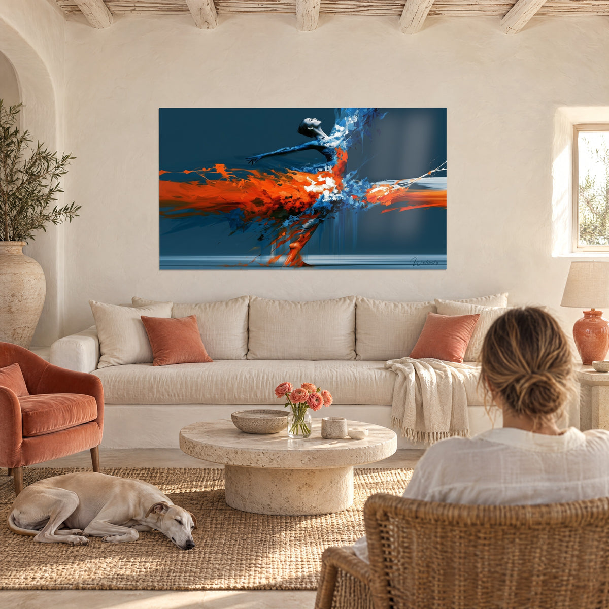 Gemälde Tänzerin im blau-orangefarbenen Kleid, die Arme nach hinten gestreckt, über einem Sofa in einem hellen Wohnzimmer