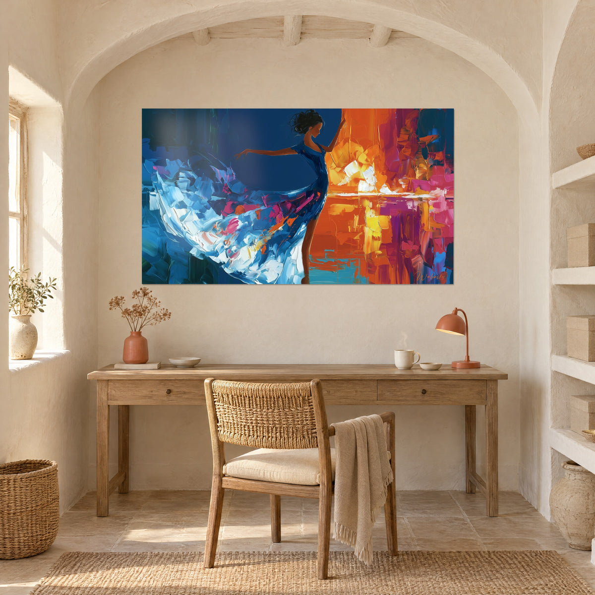 Quadro danza astratta in blu navy e arancio bruciato, pennellate spesse a spatola, parete bianca arcuata sopra una scrivania in legno chiaro