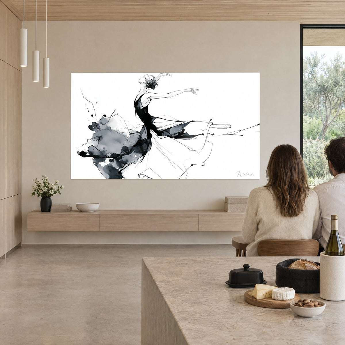 Cuadro gentil bailarina con velos de tinta gris, punta del pie estirada hacia la derecha, frente a una mesa de madera clara, espacio abierto