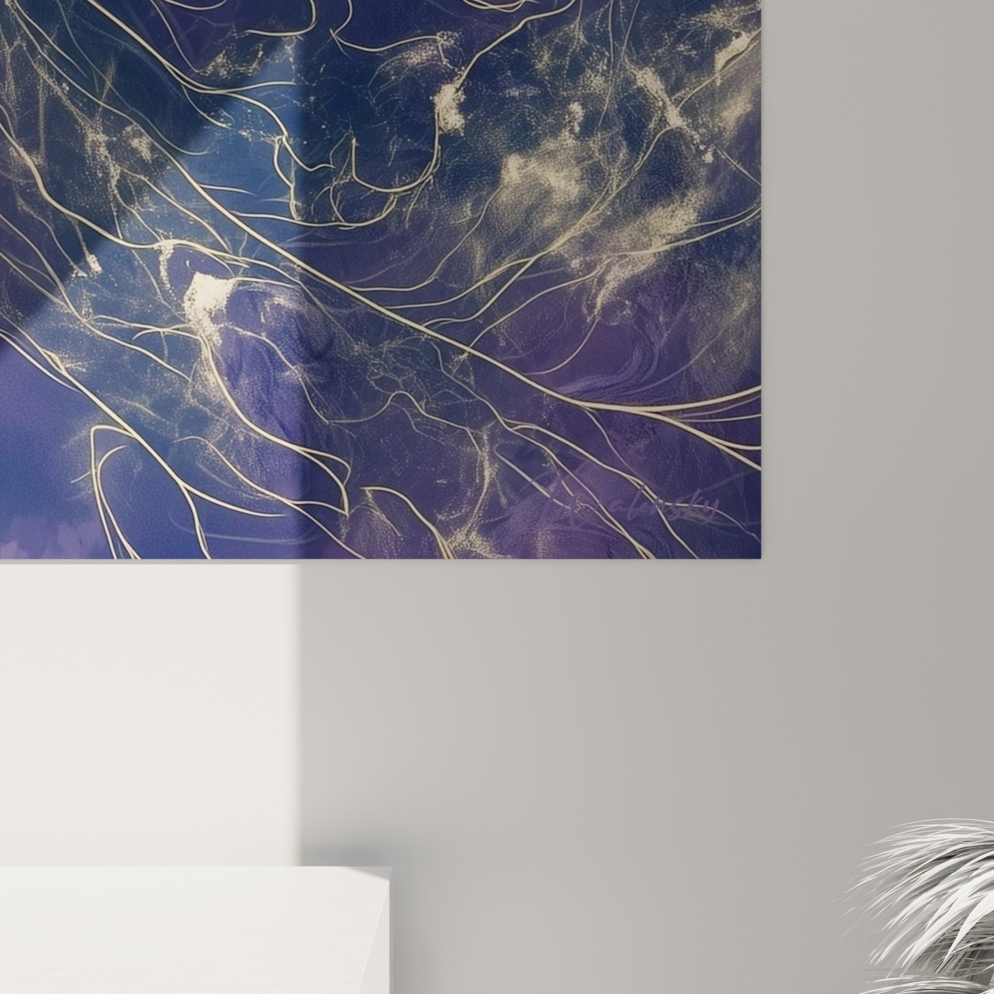Filaments dorés et empâtements bleu marine se détachant sur le fond violet nacré de la toile