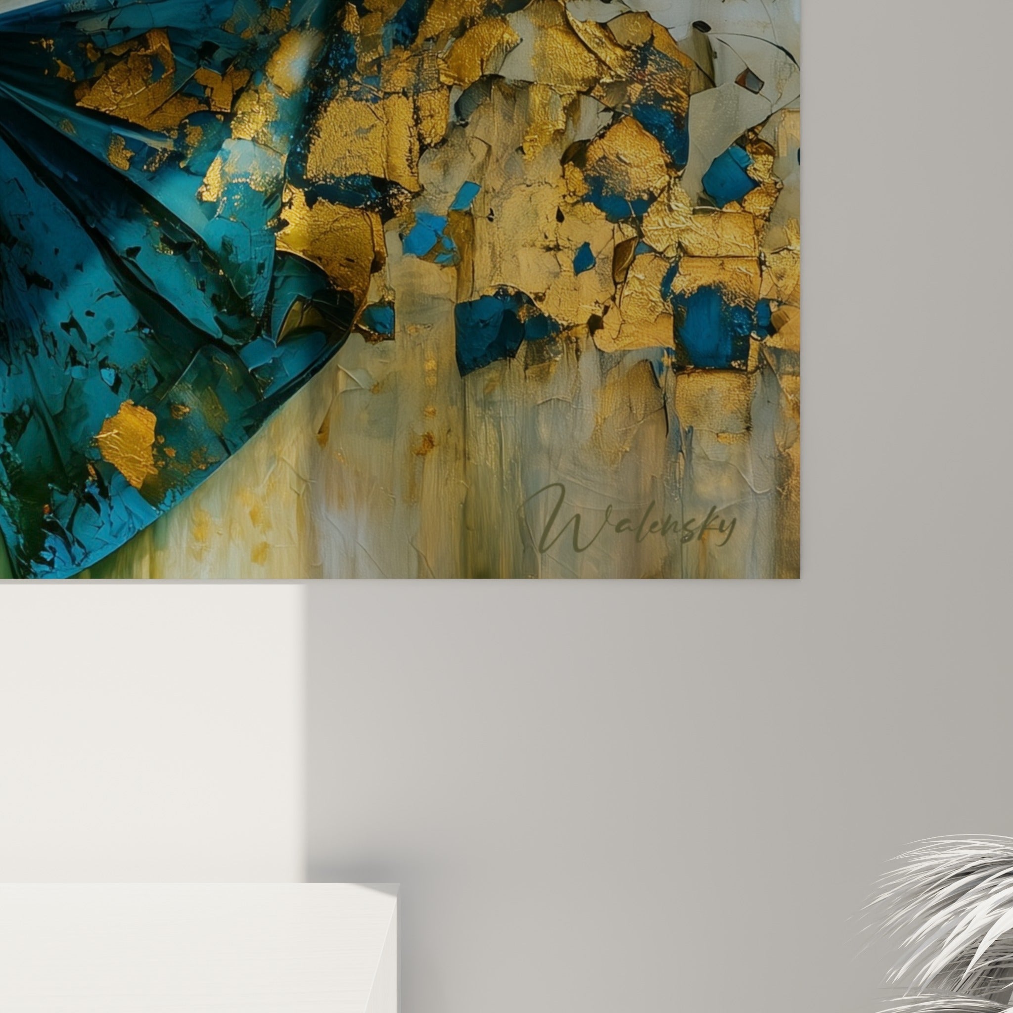 Empâtements dorés et coulures bleu marine se mêlant sur la matière texturée du tableau danseuse abstraite