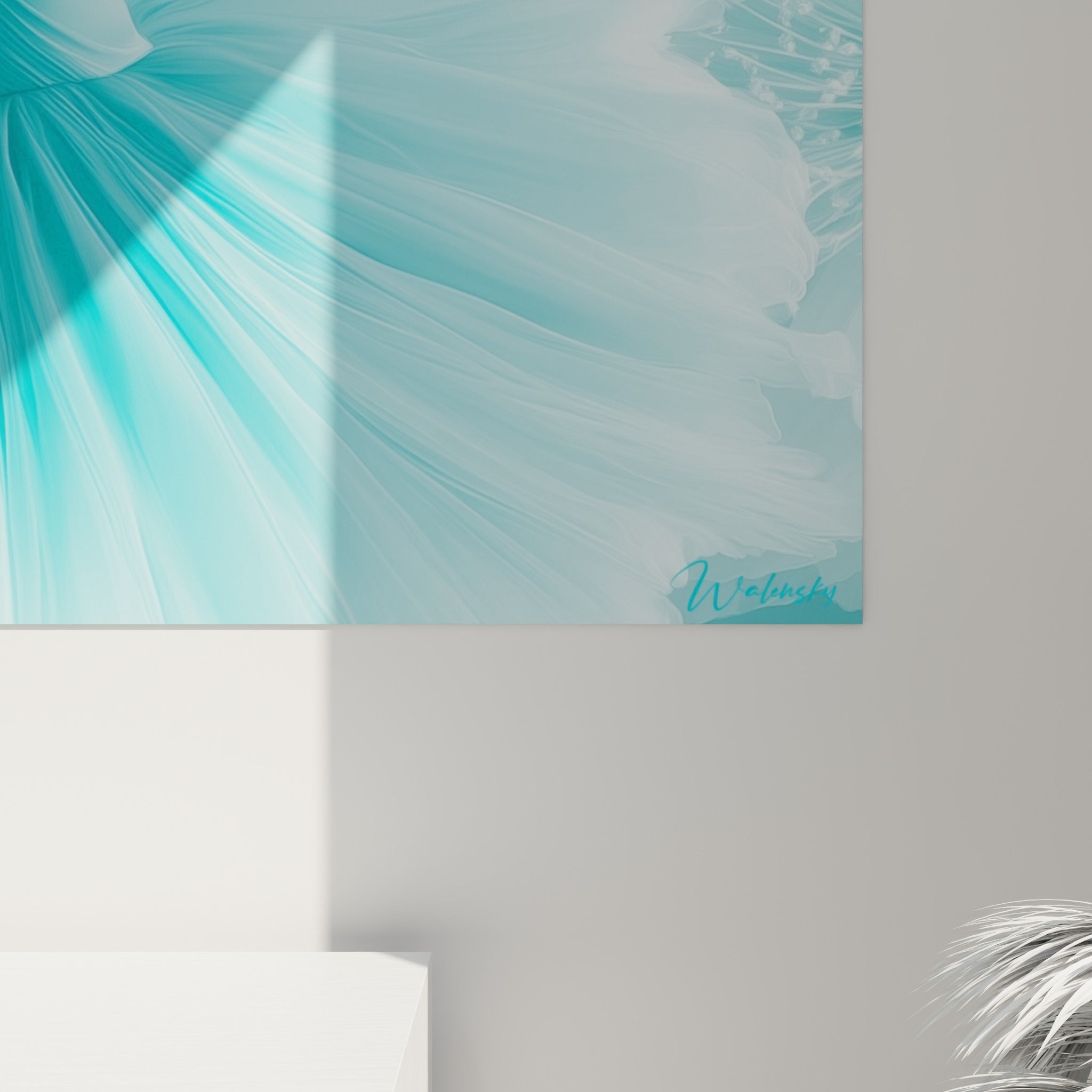 Empâtements de tulle turquoise et blanc se fondant en dégradés, matière fine visible sur ce tableau danseuse abstrait accroché