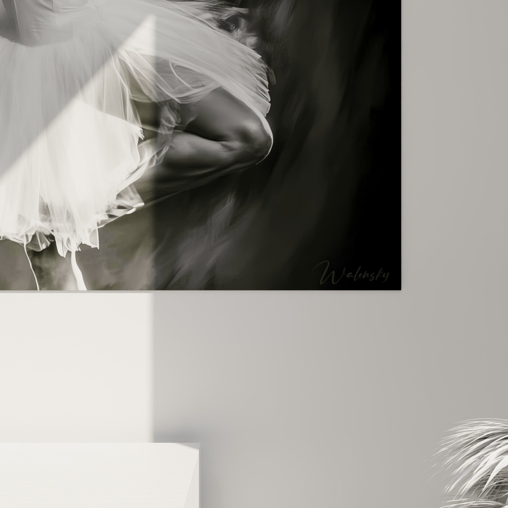 Empâtements de tulle blanc et coulures grises sur la toile de la danseuse abstrait en gros plan