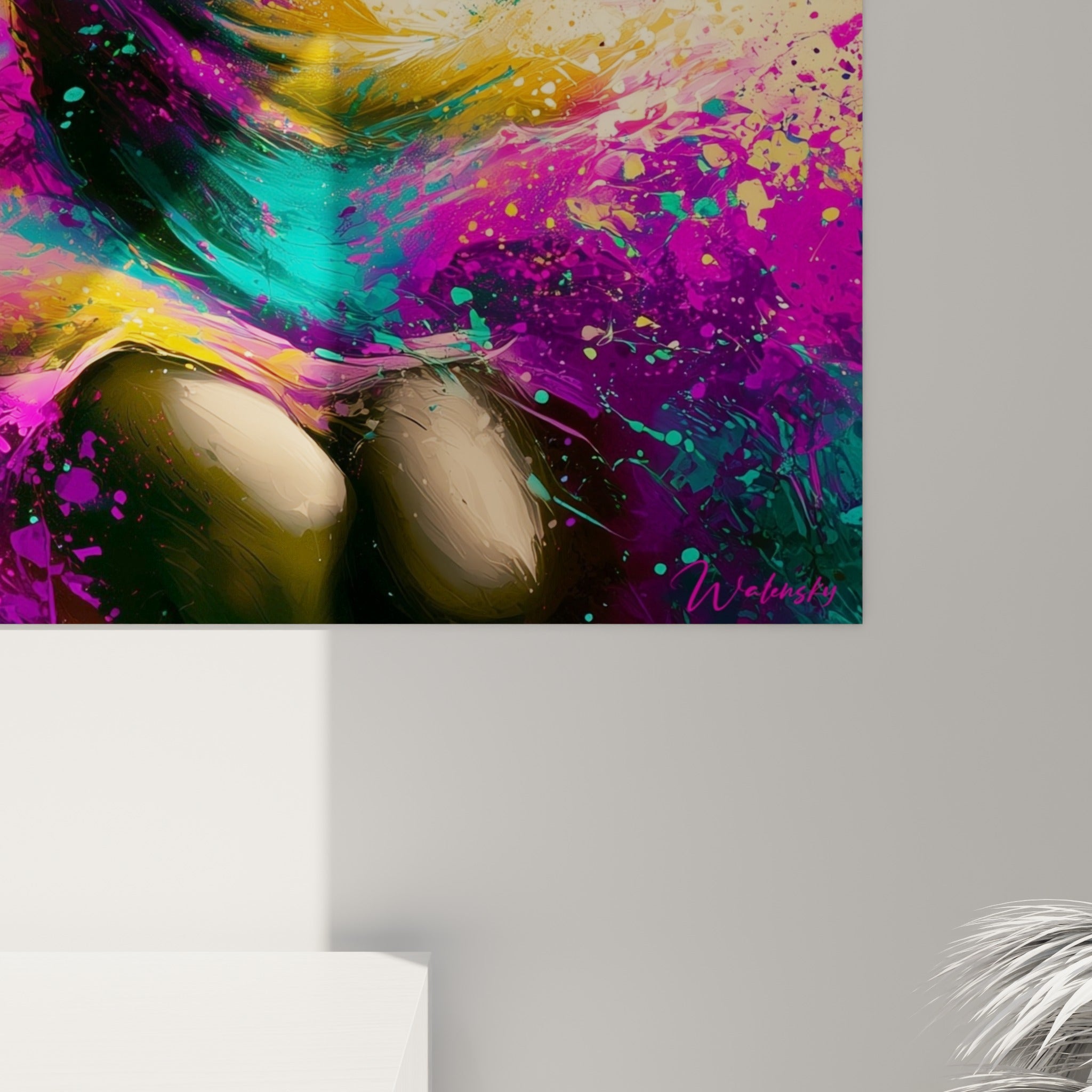 Empâtements colorés en turquoise et magenta se mêlant à des coulures dorées sur la matière de l'impression