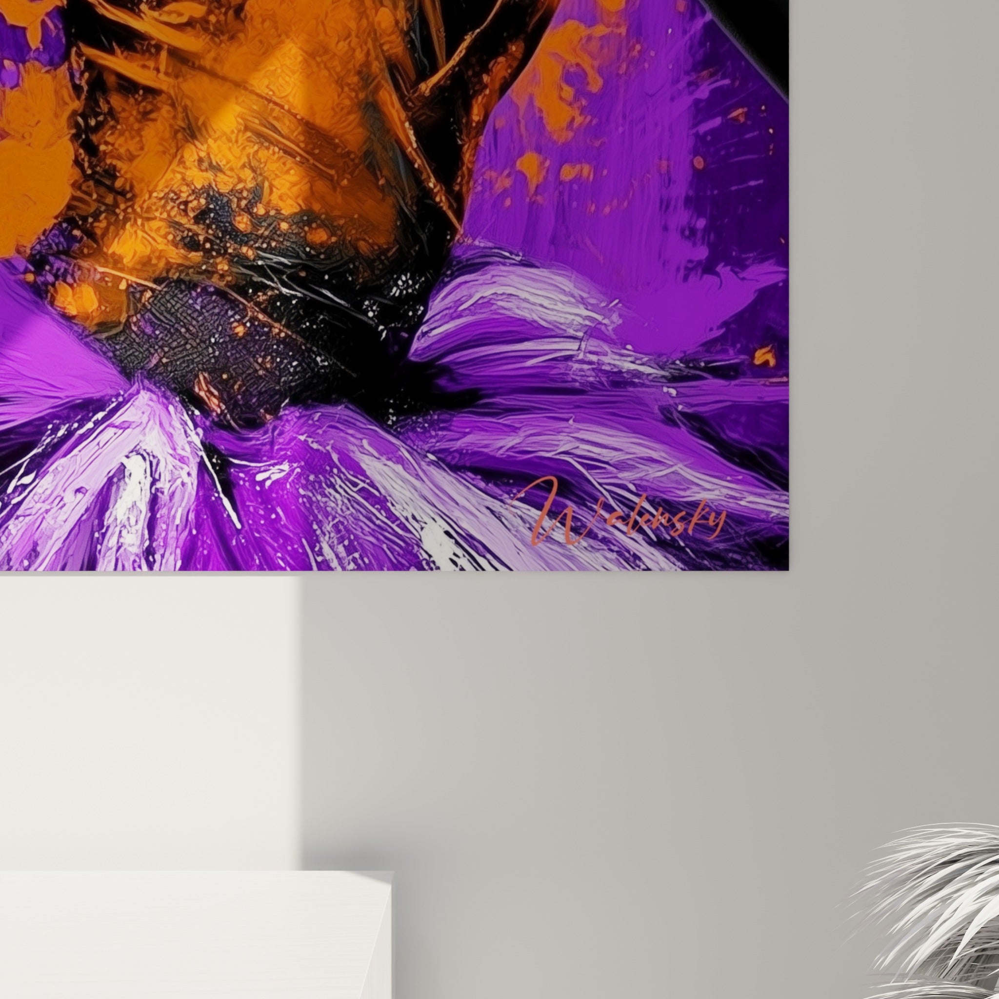 Empâtements de peinture violette et orange visibles sur la toile, coulures et grain de l'impression de la danseuse abstraite