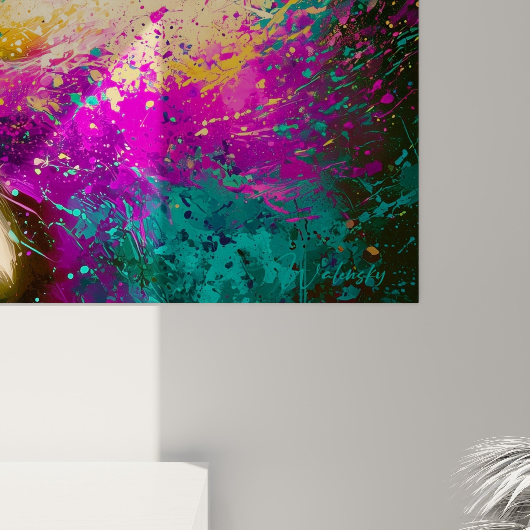 Empâtements et coulures magenta se fondant dans le turquoise, grain de peinture visible sur cette œuvre abstraite accrochée