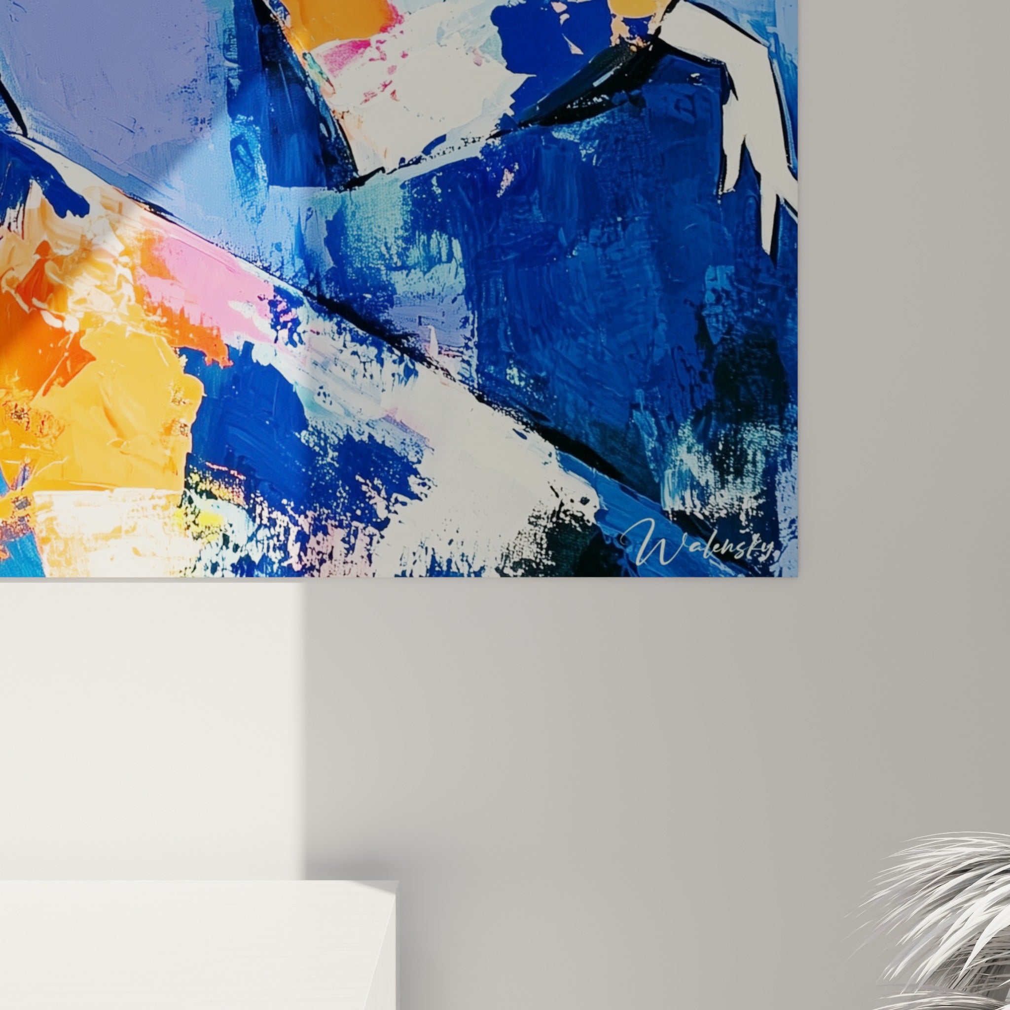 Matière épaisse et coulures visibles sur le tissu bleu marine et orange de la danseuse peinte
