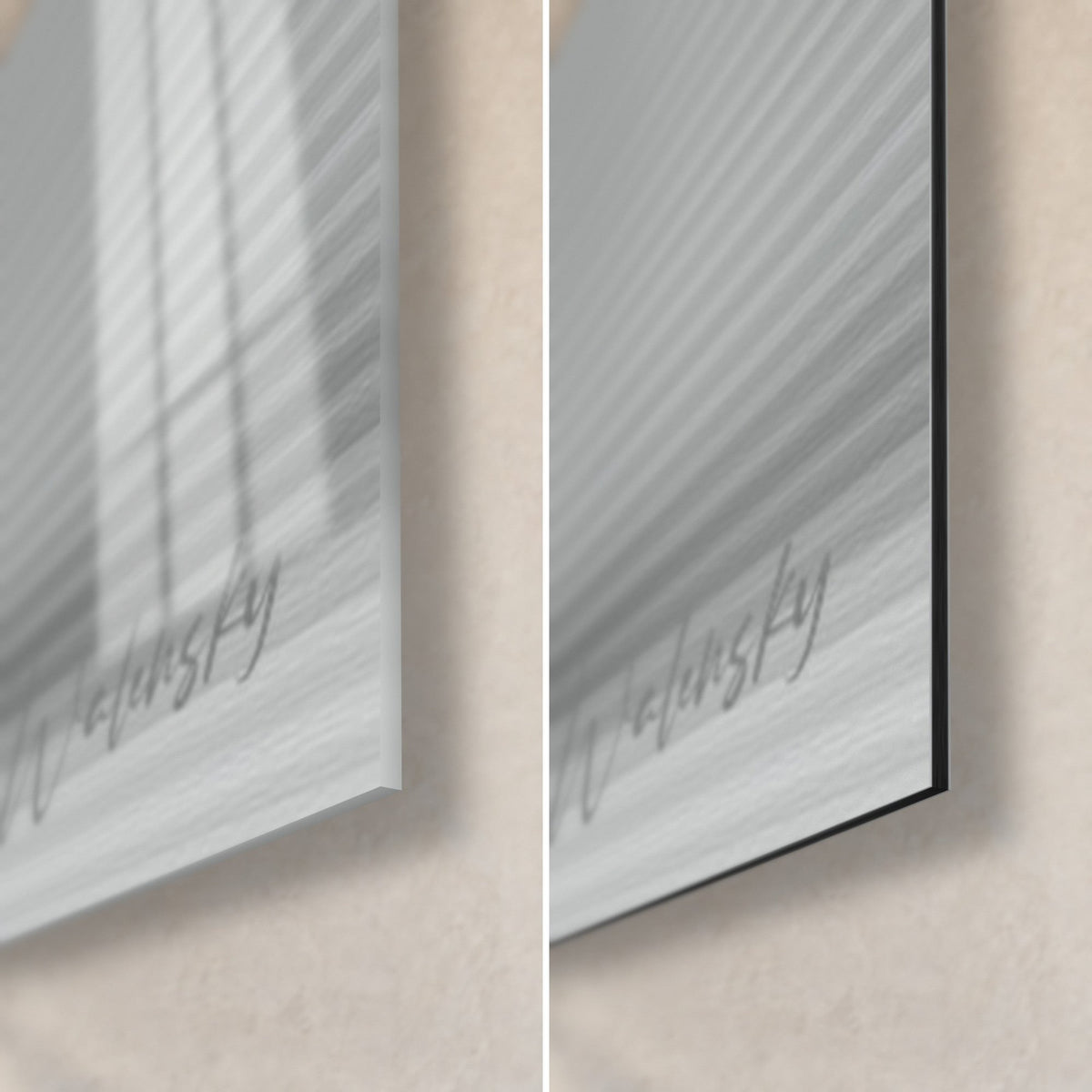 Tableau robe orange à traîne plissée sur fond gris, coin bas droit: verre acrylique brillant et tranche noire du Dibond mat