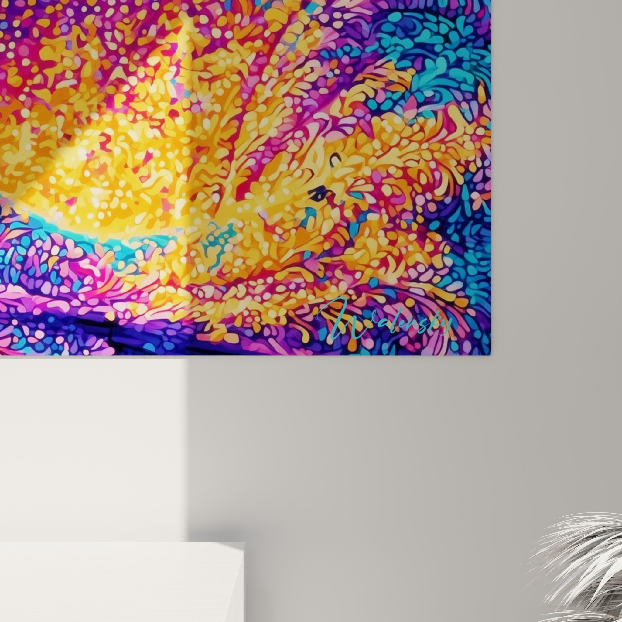 Grain pointilliste bleu turquoise et orange doré se mêlant en coulures lumineuses sur la toile accrochée