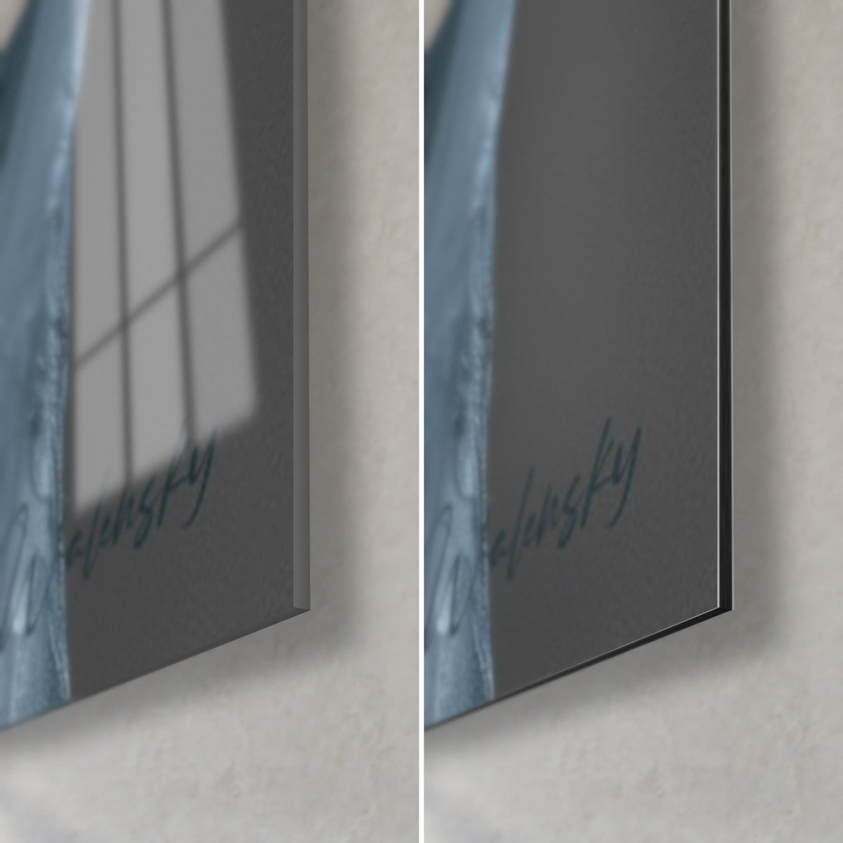 Tableau danseuse en robe bleu gris, coin bas droit : verre acrylique brillant et reflets, alu Dibond mat noir, tranche de 3 mm