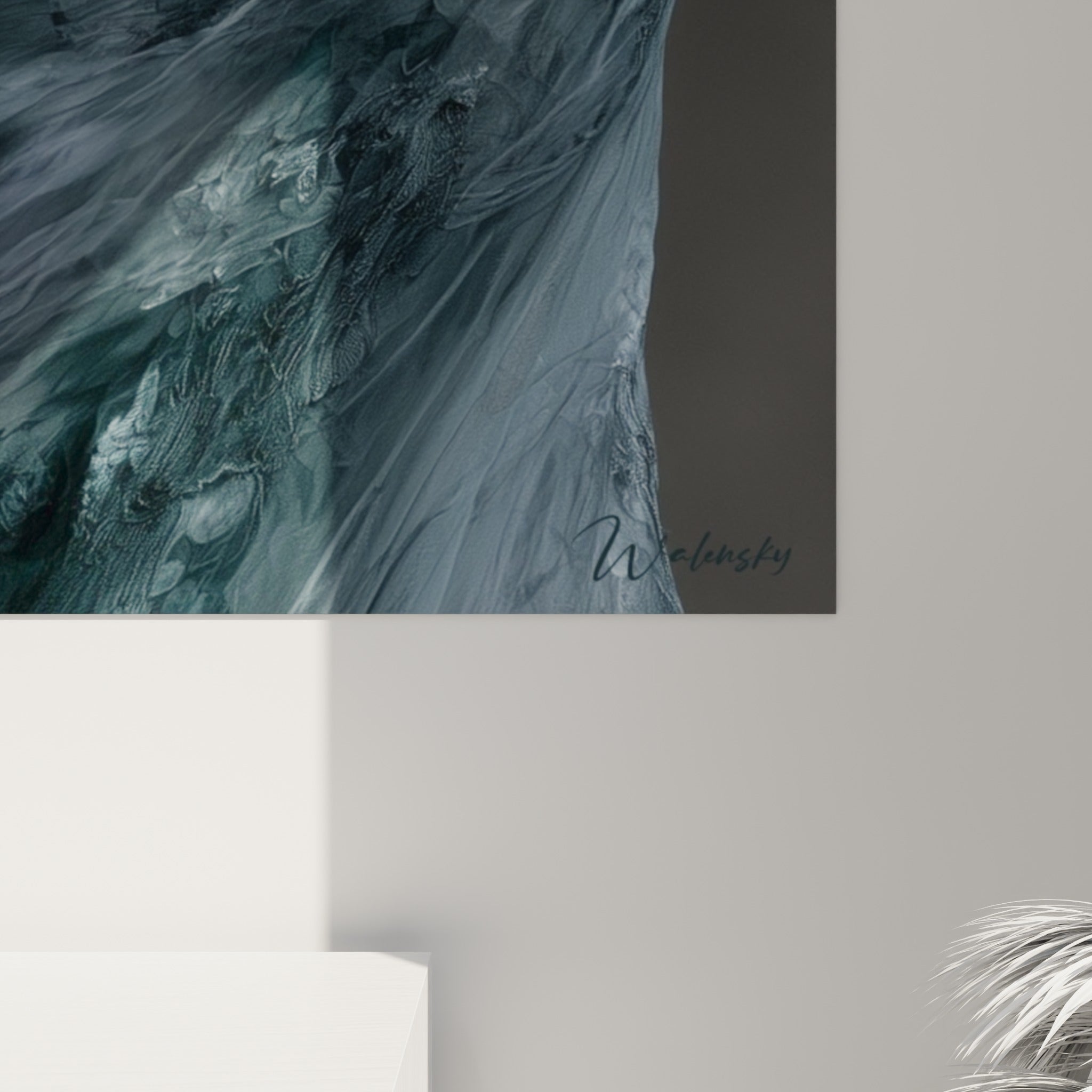 Empâtements bleu ardoise et gris perle se mêlant sur la robe de la danseuse abstrait, matière picturale visible de près