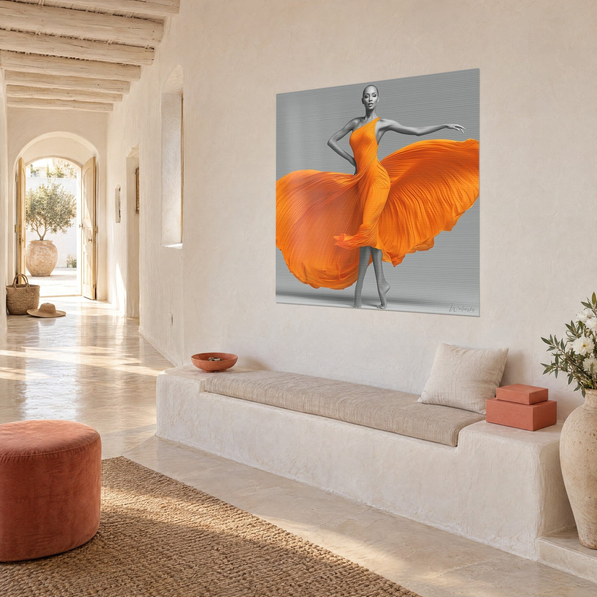 Tableau silhouette au crâne rasé, bras tendu, jupe orange en corolle sur mur blanc, banquette en pierre, vue de trois-quarts