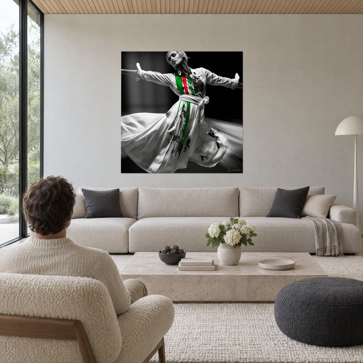 Tableau danseuse en pleine rotation, robe blanche striée de vert et de rouge sur fond noir, au-dessus d'un canapé dans un salon lumineux