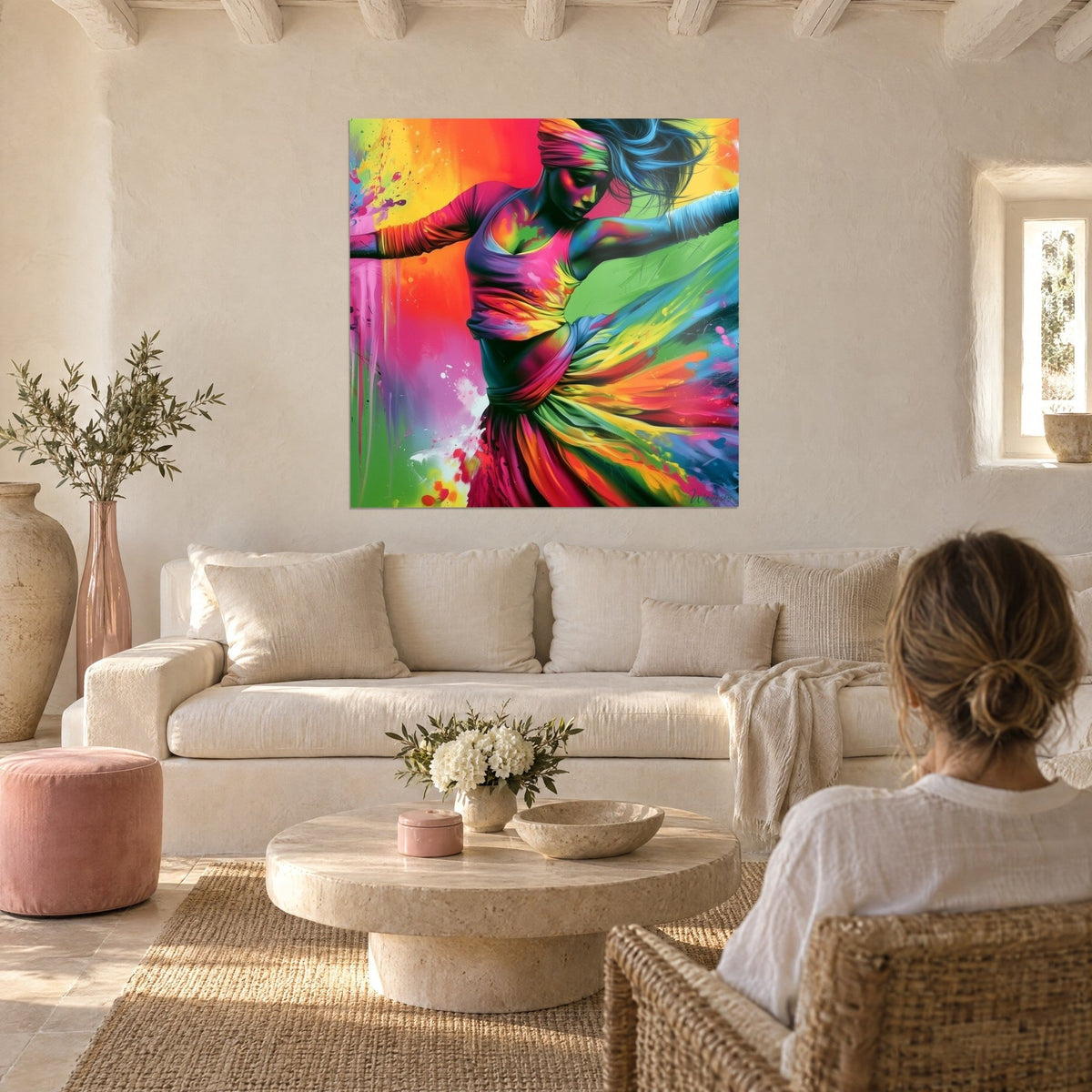 Tableau danseuse aux bras ouverts, turban rose et jupe arc-en-ciel vert et orange, au-dessus d'un canapé dans un salon lumineux