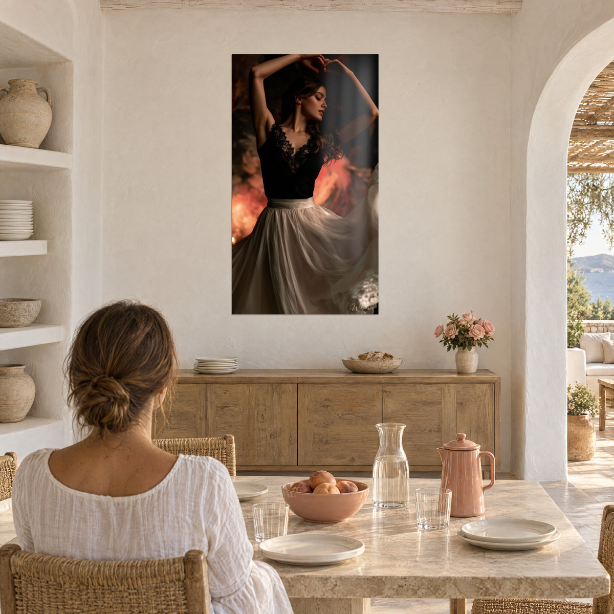 Πίνακας βαλς μιας μελαχρινής με τα χέρια σε καμπύλη, μαύρο ντεκολτέ κορσάζ, κρεμ τούλι που στροβιλίζεται σε σκούρο κόκκινο φόντο, καμαροτή τραπεζαρία