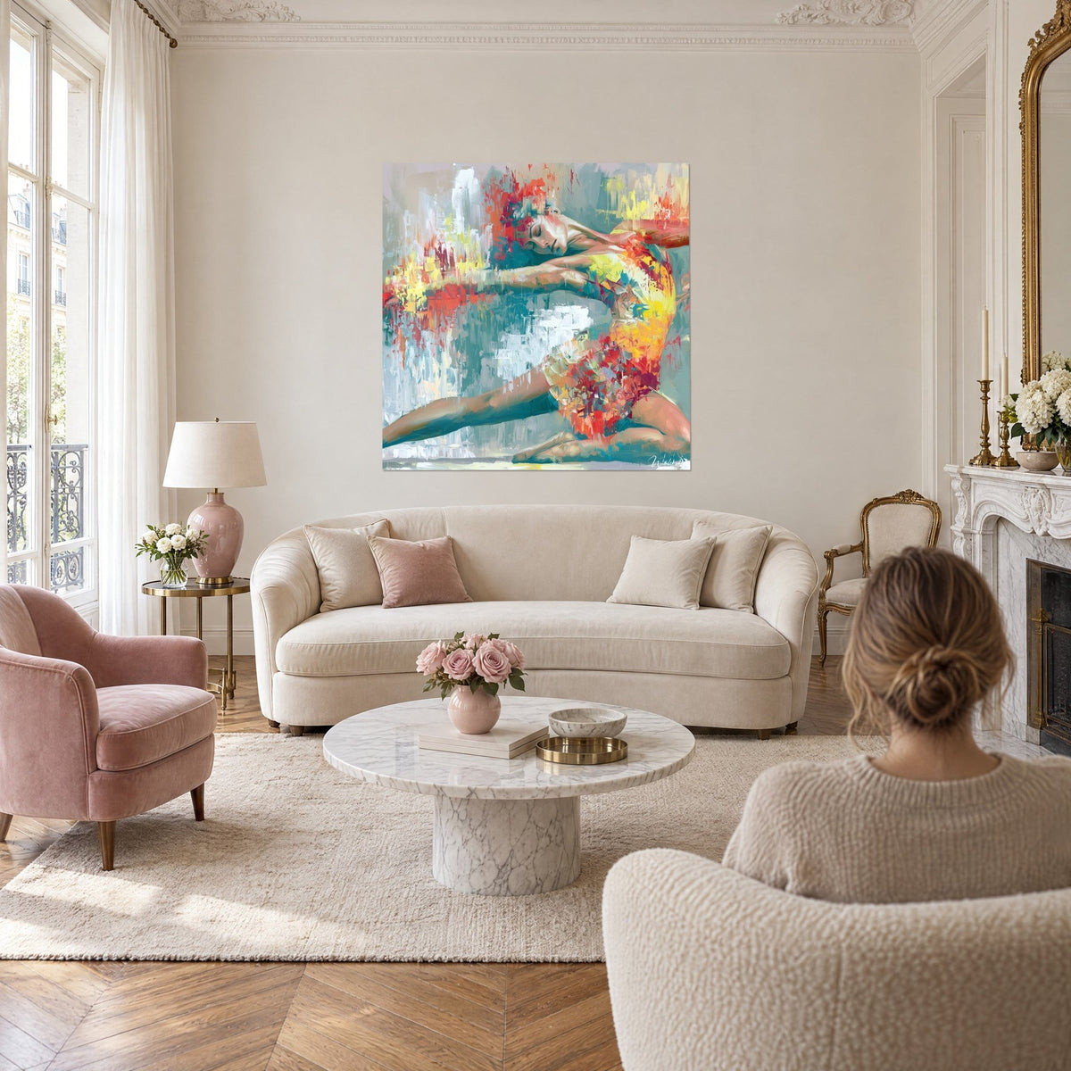 Tableau danseuse repliée en maillot jaune et corail, touches de turquoise, au-dessus d'un canapé dans un salon lumineux